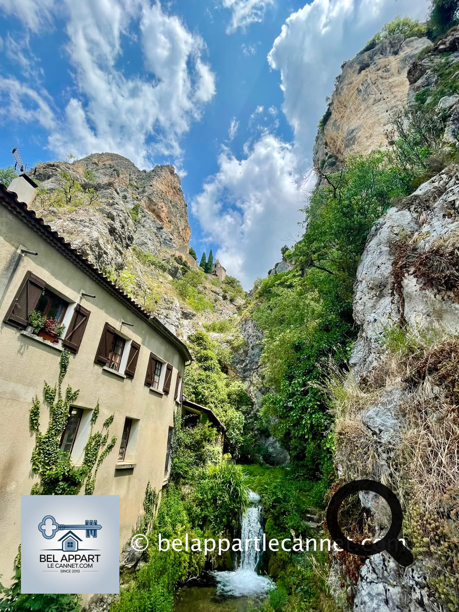 Situé au cœur des Alpes-de-Haute-Provence, Moustiers-Sainte-Marie est souvent considéré comme l’un des plus beaux villages de France. Niché entre deux falaises et traversé par un petit torrent, ce village médiéval offre un décor de carte postale.