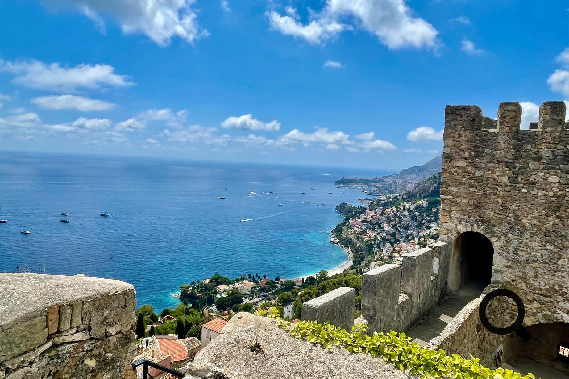 Roquebrune-Cap-Martin est un joyau de la Côte d’Azur, situé entre mer et montagne. Ce village perché domine la Méditerranée et offre des panoramas spectaculaires.