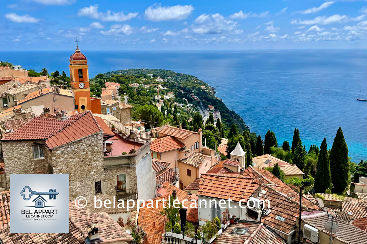 Perché à flanc de montagne, au-dessus de la Méditerranée, le village de Roquebrune-Cap-Martin est un véritable bijou médiéval chargé d'histoire et de charme. En vous promenant dans ses ruelles étroites et escarpées, vous plongerez dans une atmosphère hors du temps, entre passages voûtés, escaliers de pierre et maisons anciennes aux façades colorées.