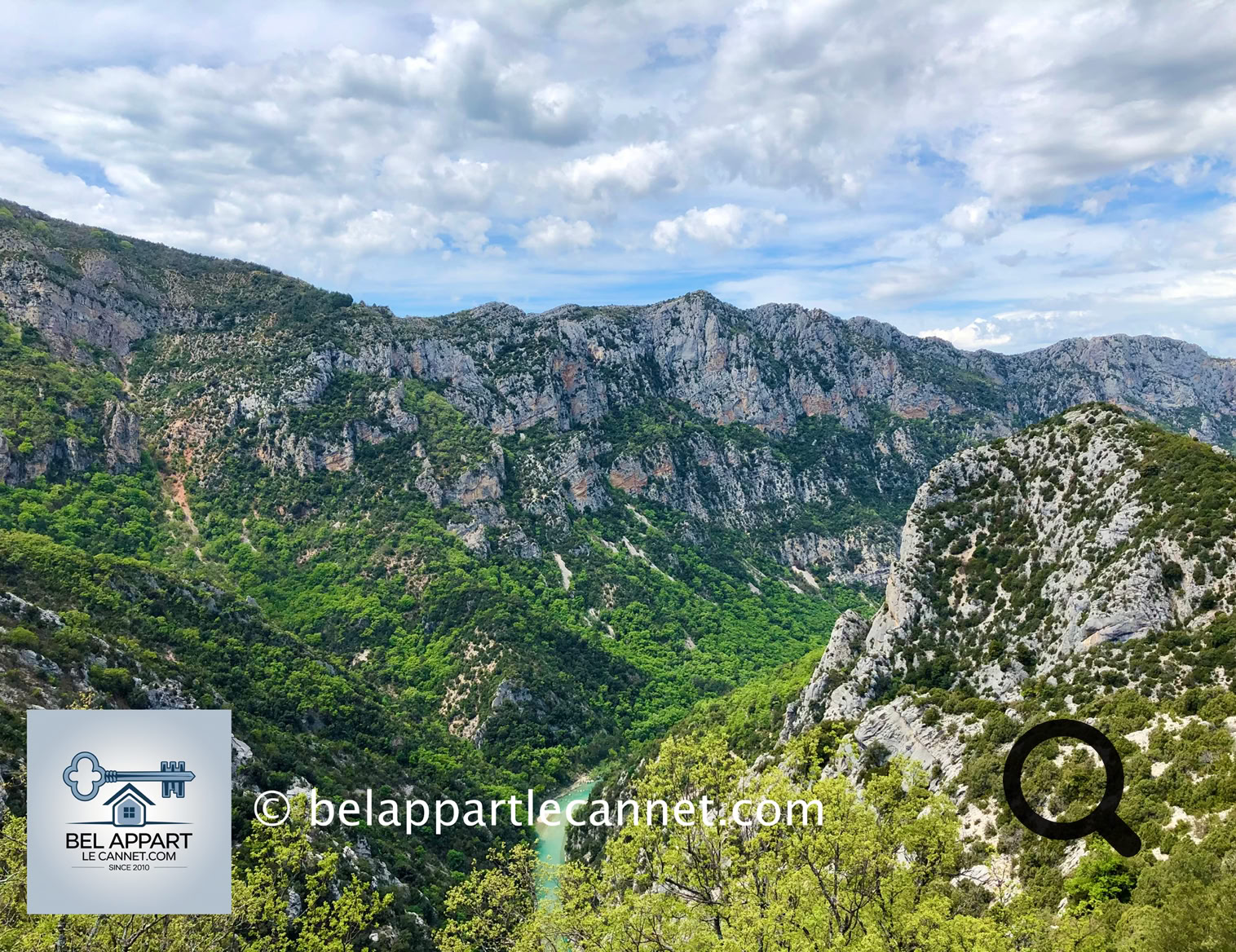La Route des Crêtes est l’un des meilleurs moyens d’admirer les gorges depuis les hauteurs. Ce circuit panoramique de 23 kilomètres forme une boucle au départ de La Palud-sur-Verdon. Il serpente le long des crêtes, offrant des points de vue vertigineux sur les profondeurs du canyon. La route est ponctuée de 14 belvédères aménagés, comme celui de la Carelle, le Pas de la Baou, ou encore la Dent d’Aire. 