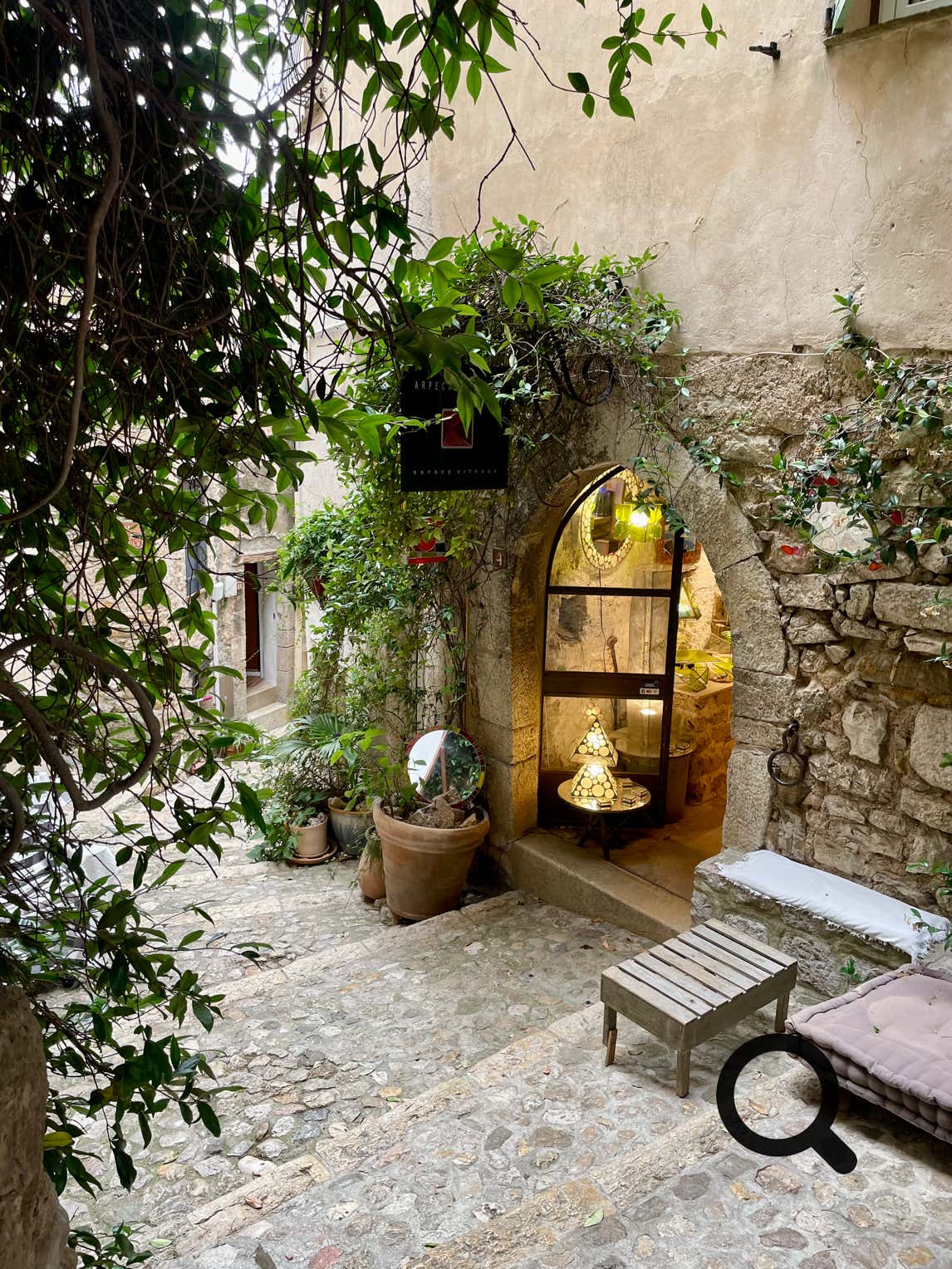 Sainte-Agnès is a charming hilltop village located above Menton. Known as one of the highest fortified villages in Europe, it sits at around 800 meters above sea level, offering spectacular views over the Mediterranean Sea, the French Riviera, and the town of Menton. This medieval village is a true gem for lovers of history and nature.