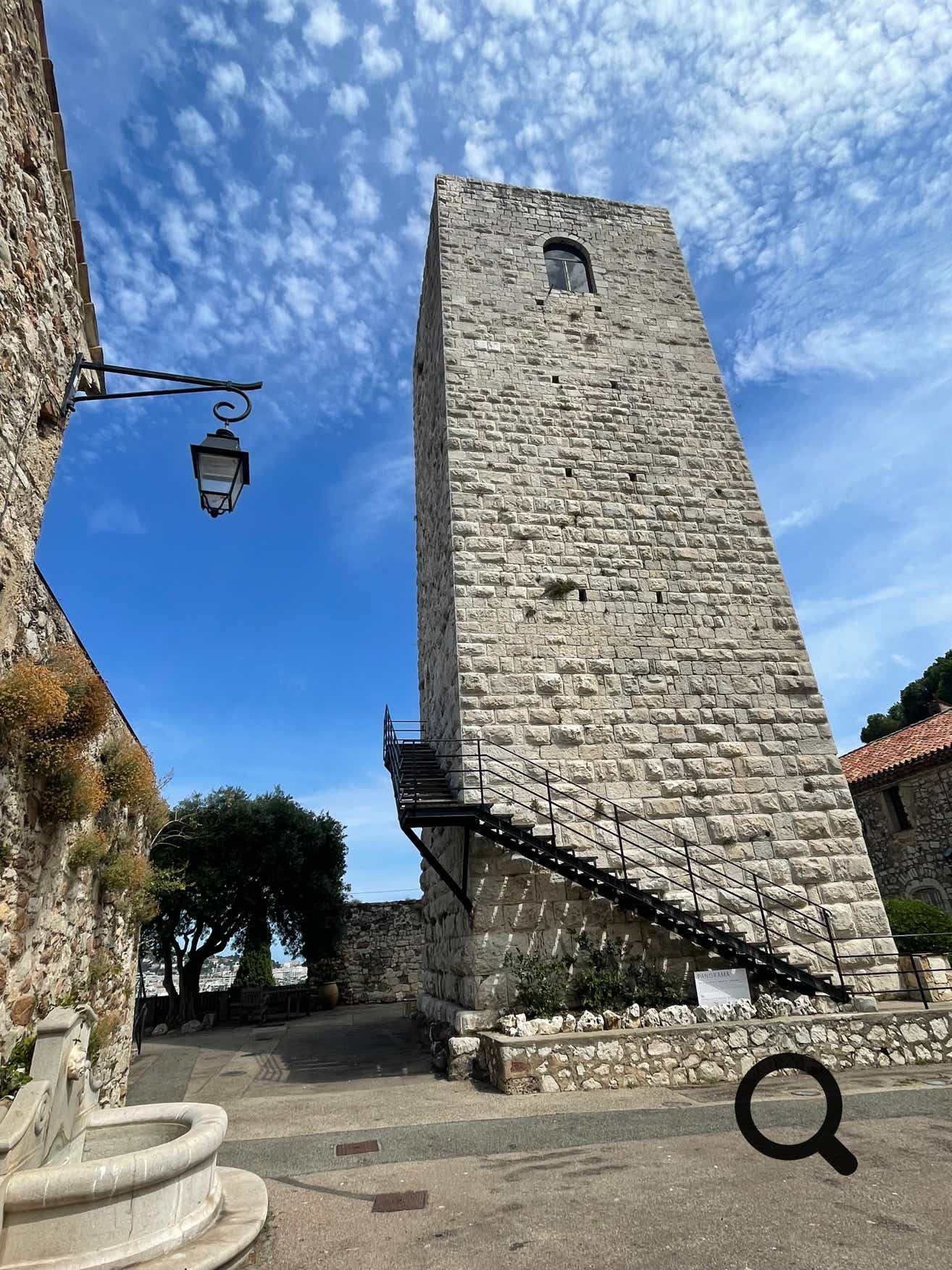 En gravissant la colline, jusqu'au sommet du Suquet, également appelé la Castre, se dresse un ensemble remarquable : l’église Notre-Dame-d’Espérance et le château médiéval des moines de Lérins, reconnaissable à sa tour carrée.