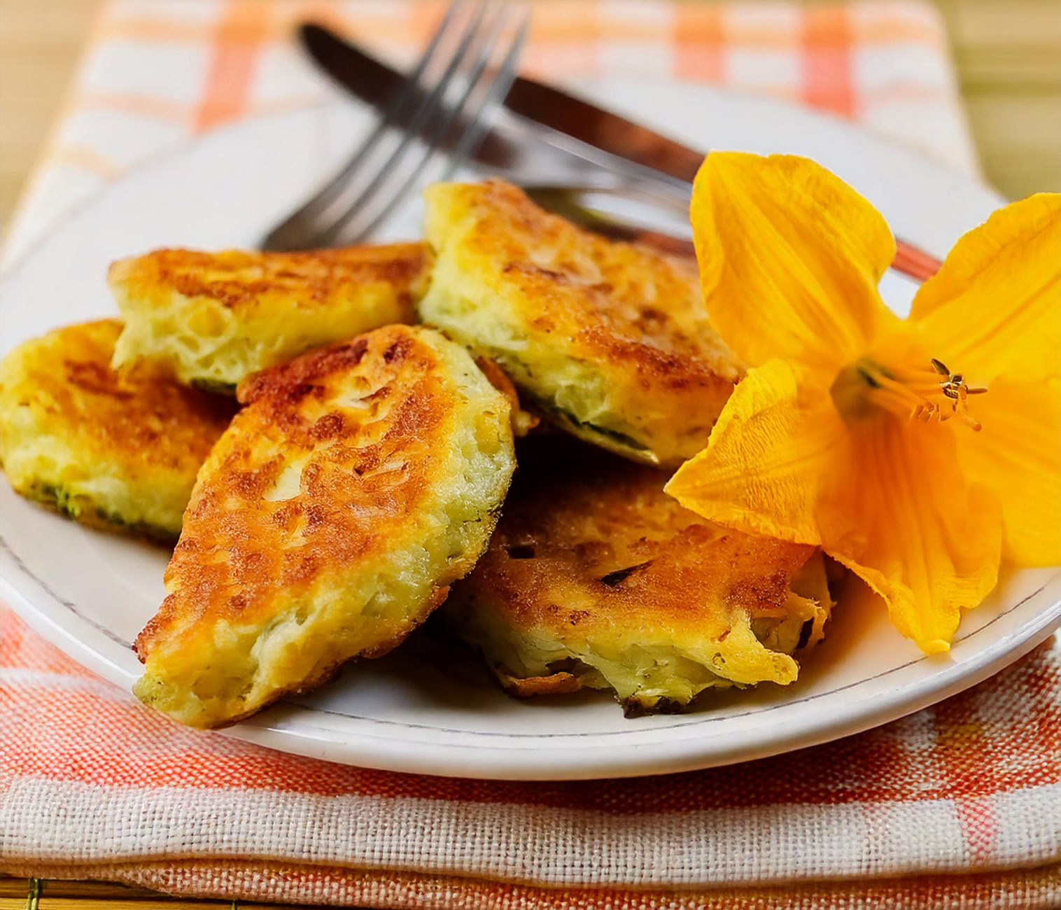 Here is one of the most delicate and iconic specialties of Niçoise and Provençal cuisine. It’s a light, crispy, and fragrant dish, often served as a starter, an appetizer, or at Provençal markets, freshly fried and still hot. These are fresh zucchini flowers coated in a light batter, then fried in olive oil or vegetable oil until golden and crispy on the outside, tender on the inside. A true delight!