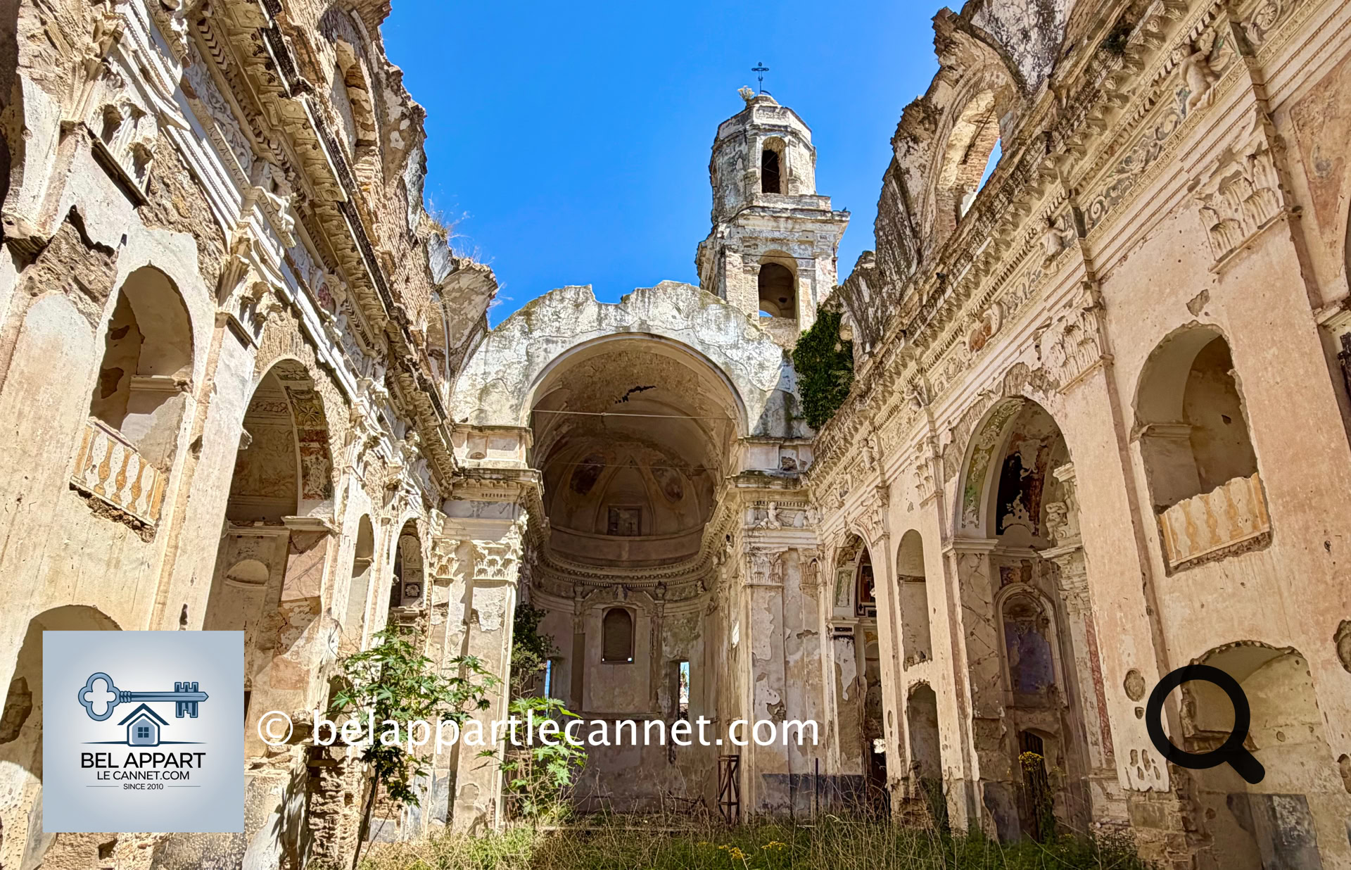 One of the most striking places in the village is the old church, partially destroyed by the earthquake, whose ruins give the site a truly unique atmosphere.