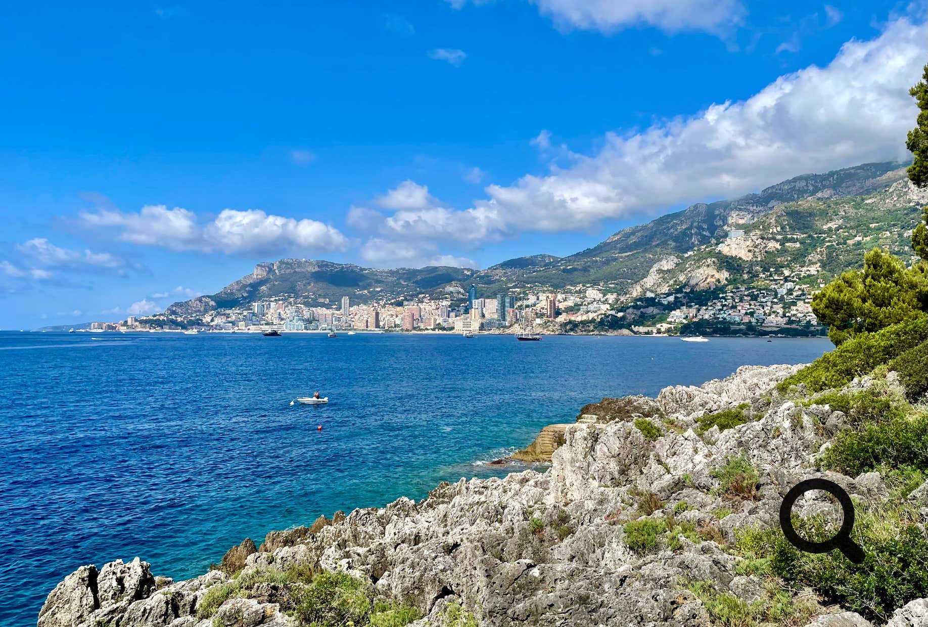 It’s a true paradise for hiking enthusiasts. Marked trails wind through the hills and lead to breathtaking viewpoints overlooking the Mediterranean Sea and the surrounding landscapes.