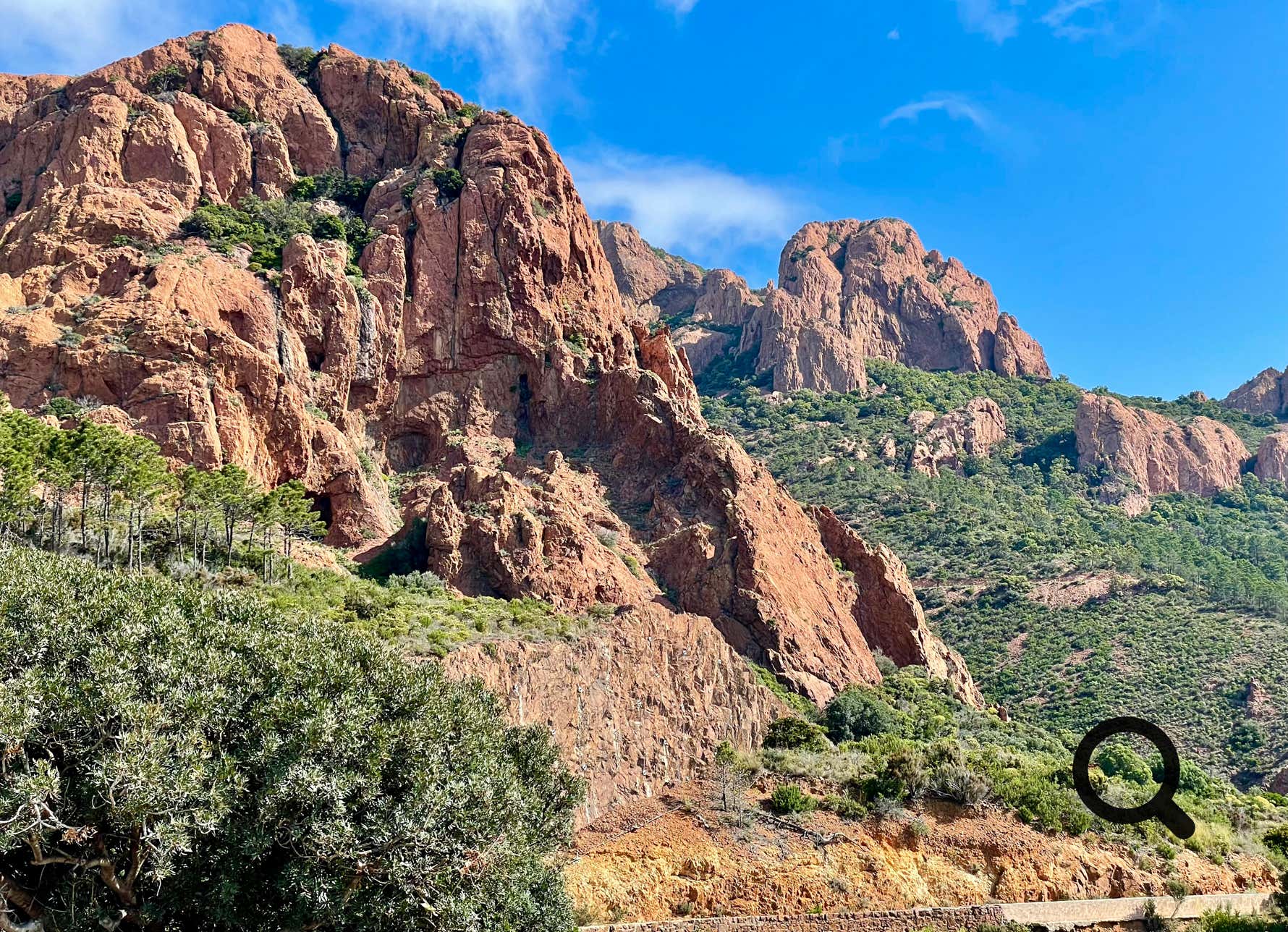 The Estérel Massif, a volcanic marvel between Saint-Raphaël and Mandelieu-la-Napoule, stands as one of the Côte d’Azur’s most breathtaking natural gems. Its striking red rocks contrasting with the deep blue Mediterranean create a visual spectacle, offering unforgettable experiences for nature lovers and outdoor enthusiasts.