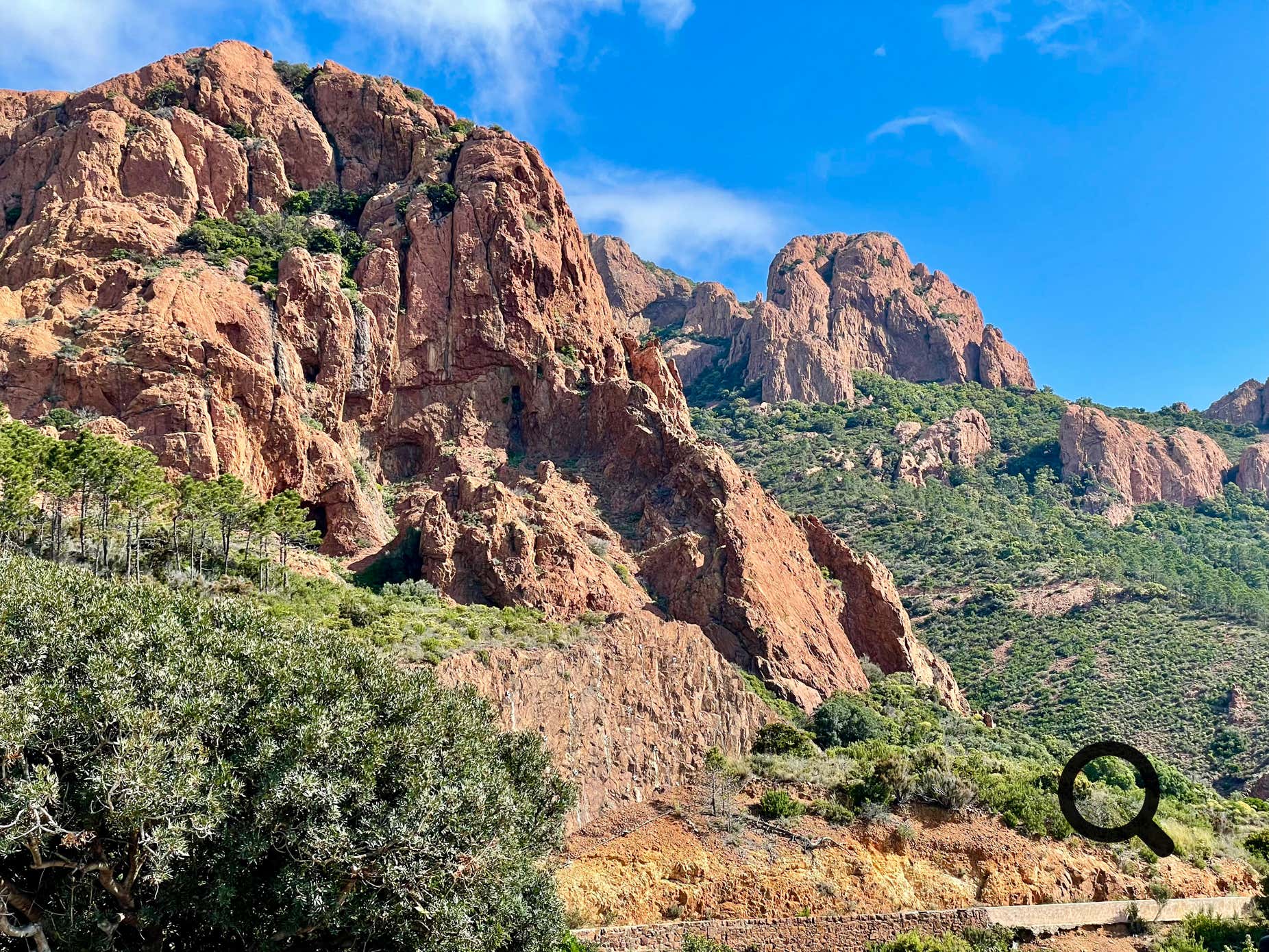 L’Estérel, massif volcanique situé entre Saint-Raphaël et Mandelieu-la-Napoule, est l’une des merveilles naturelles les plus spectaculaires de la Côte d’Azur. Avec ses roches rouges contrastant avec le bleu intense de la Méditerranée, il offre des paysages époustouflants et une expérience inoubliable pour les amateurs de nature et de plein air.