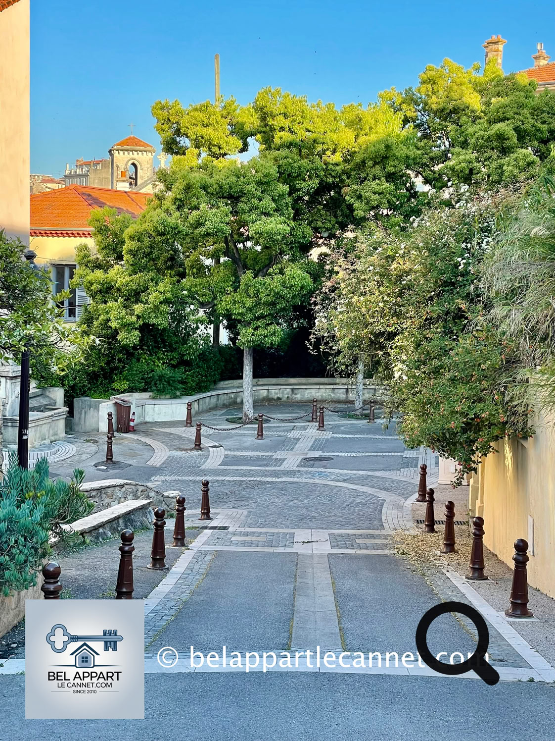 Nichée au cœur du centre historique du Cannet, la rue  Saint-Sauveur invite à une promenade charmante à travers le temps. Bordée de façades aux teintes pastel, de galeries d’art et de restaurants, cette rue pittoresque incarne l’âme provençale authentique de la ville.    Depuis les ruelles pavées de la rue Saint-Sauveur jusqu’aux points de vue des collines voisines, Le Cannet dévoile de magnifiques panoramas sur la baie de Cannes, les îles de Lérins et le massif de l’Esterel.