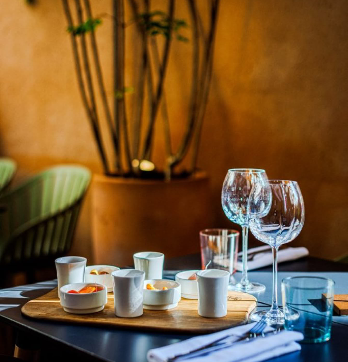 Le Clovis - Bistrot Gourmand Dans ce bistrot au cœur du village médiéval, le chef Julien Bousseau propose un concept original : il décline plusieurs formules, entrée - plat, autour d'un produit dominant, végétal, viande ou poisson. Le chef vous proposera une cuisine du marché, imprégnée de souvenirs d’enfance et de saveurs locales.  Le Clovis est un bistrot gourmand, convivial, créatif, et idéal pour un bon repas sans extravagance.