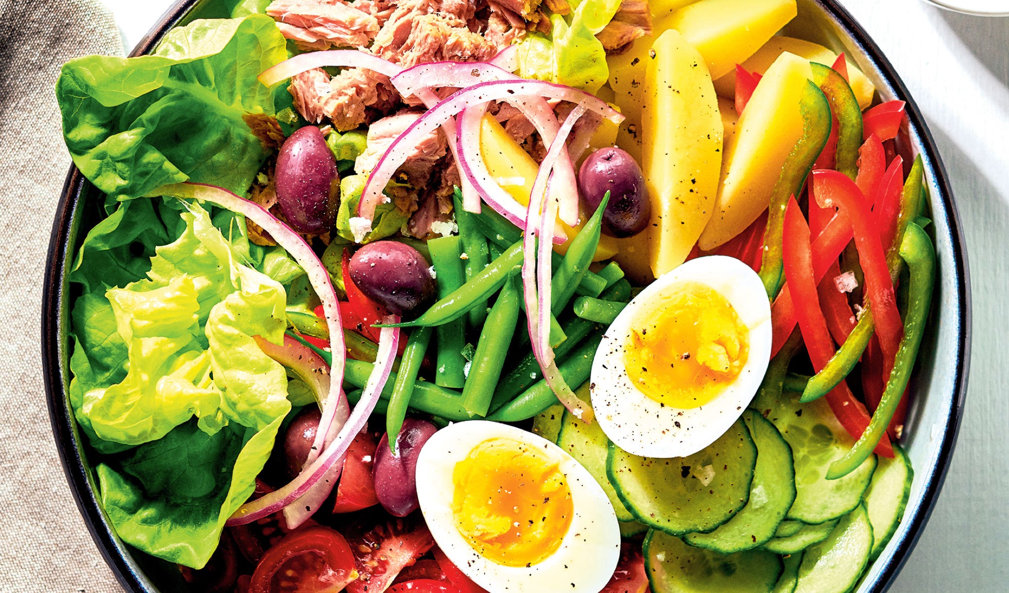 Niçoise salad is a classic dish from Provençal cuisine, originating in Nice, in the southeast of France. It’s a fresh and colorful salad, often served as a starter, and perfect for hot summer days.