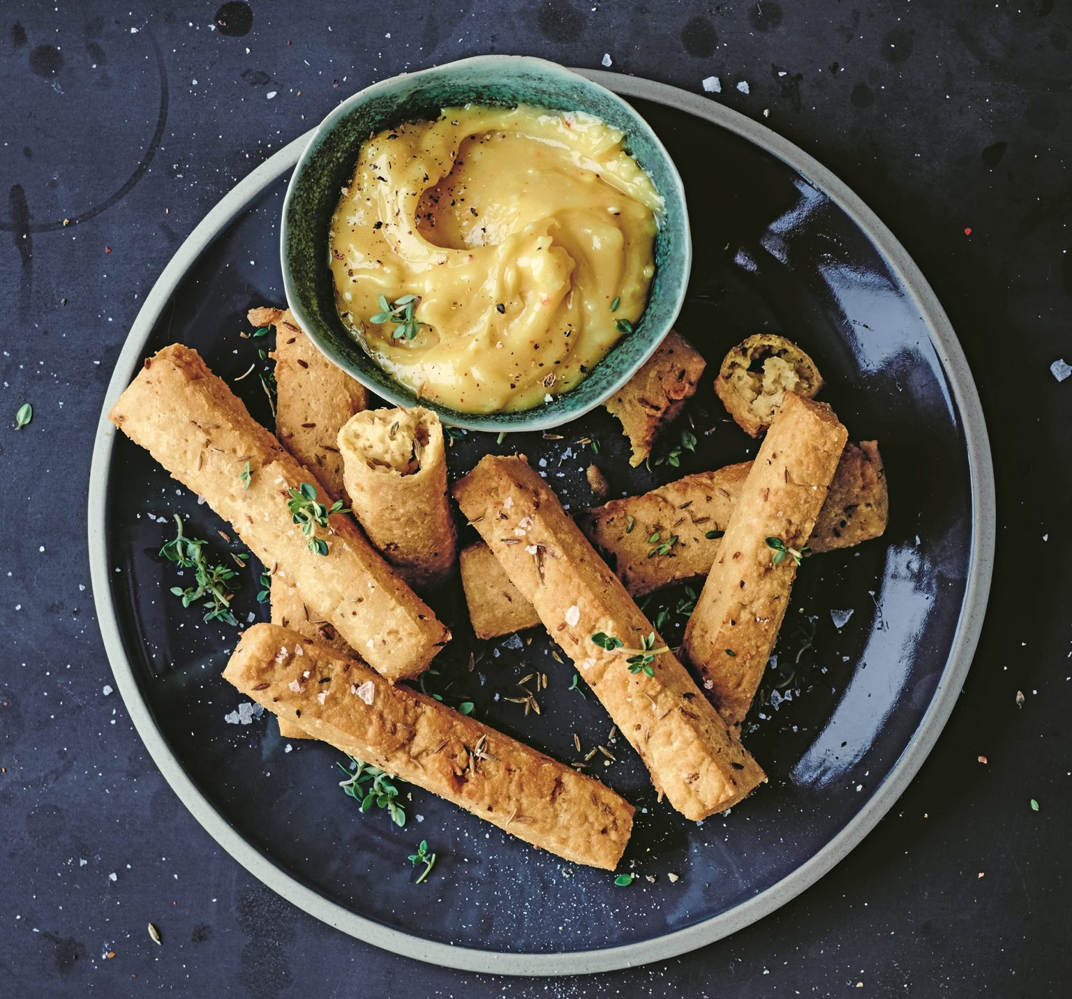 Les panisses sont des galettes ou frites à base de farine de pois chiches, un ingrédient très utilisé dans la cuisine méditerranéenne.