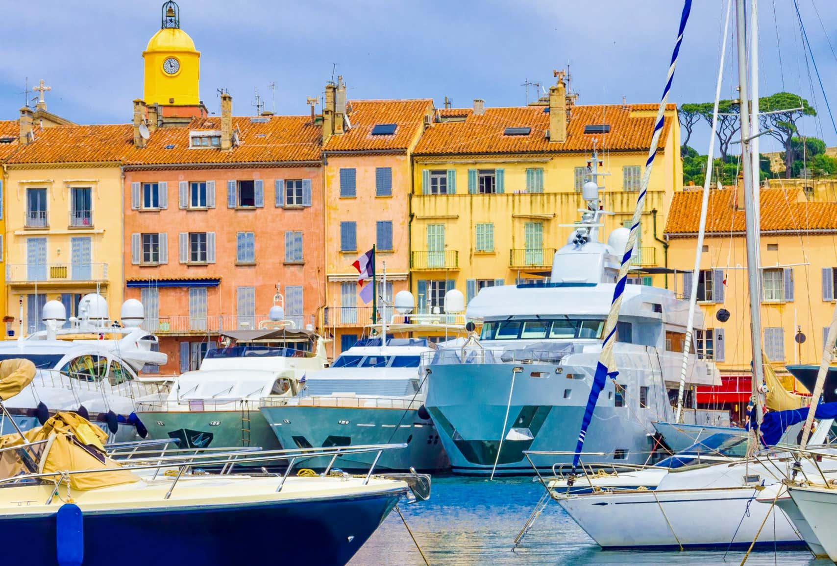 Le port de Saint-Tropez, avec ses yachts spectaculaires et ses terrasses animées, est l’un des symboles du village. Promenez-vous le long du quai et admirez les œuvres des peintres locaux qui exposent leurs toiles inspirées par la beauté de la Méditerranée.