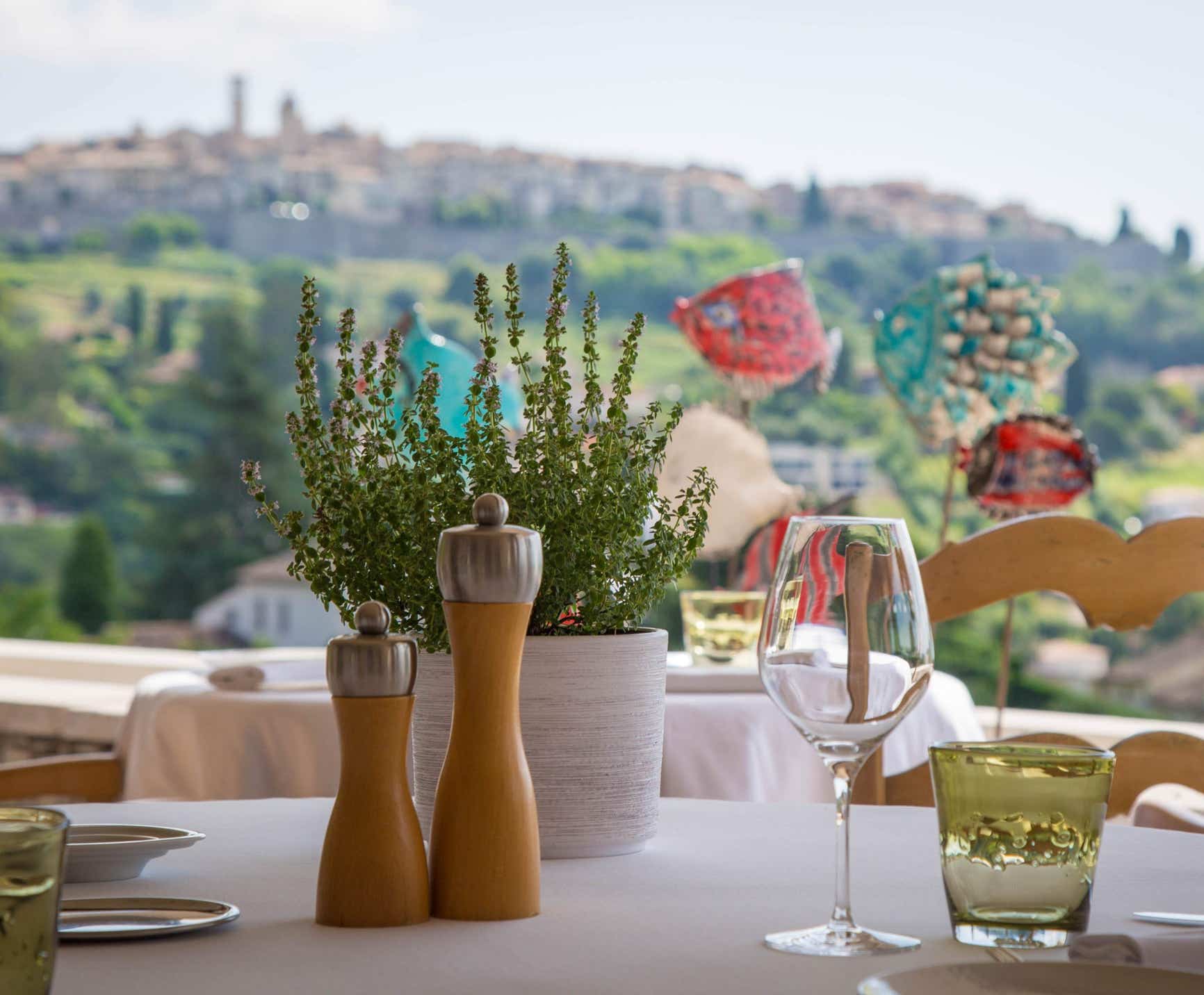Le restaurant est perché à flanc de colline, à la Colle-sur-Loup, avec une terrasse panoramique offrant une vue spectaculaire sur Saint‑Paul‑de‑Vence et la Méditerranée.  L’espace mêle authenticité provençale et élégance chic : bastide en pierre, jardin soigné, grandes baies, voiturier, service professionnel mais décontracté .