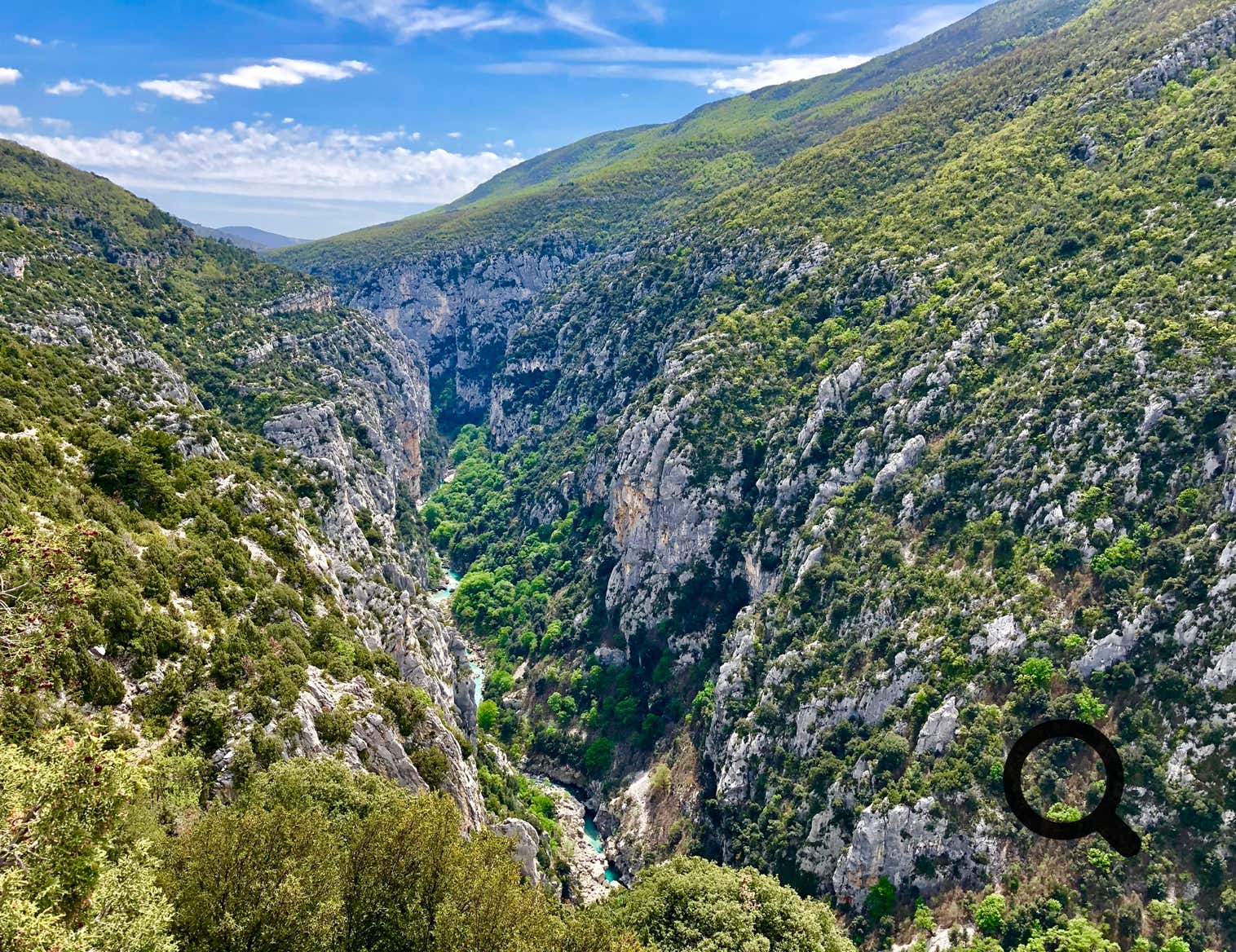 La Route des Crêtes est l’un des meilleurs moyens d’admirer les gorges depuis les hauteurs. Ce circuit panoramique de 23 kilomètres forme une boucle au départ de La Palud-sur-Verdon. Il serpente le long des crêtes, offrant des points de vue vertigineux sur les profondeurs du canyon. La route est ponctuée de 14 belvédères aménagés, comme celui de la Carelle, le Pas de la Baou, ou encore la Dent d’Aire. 