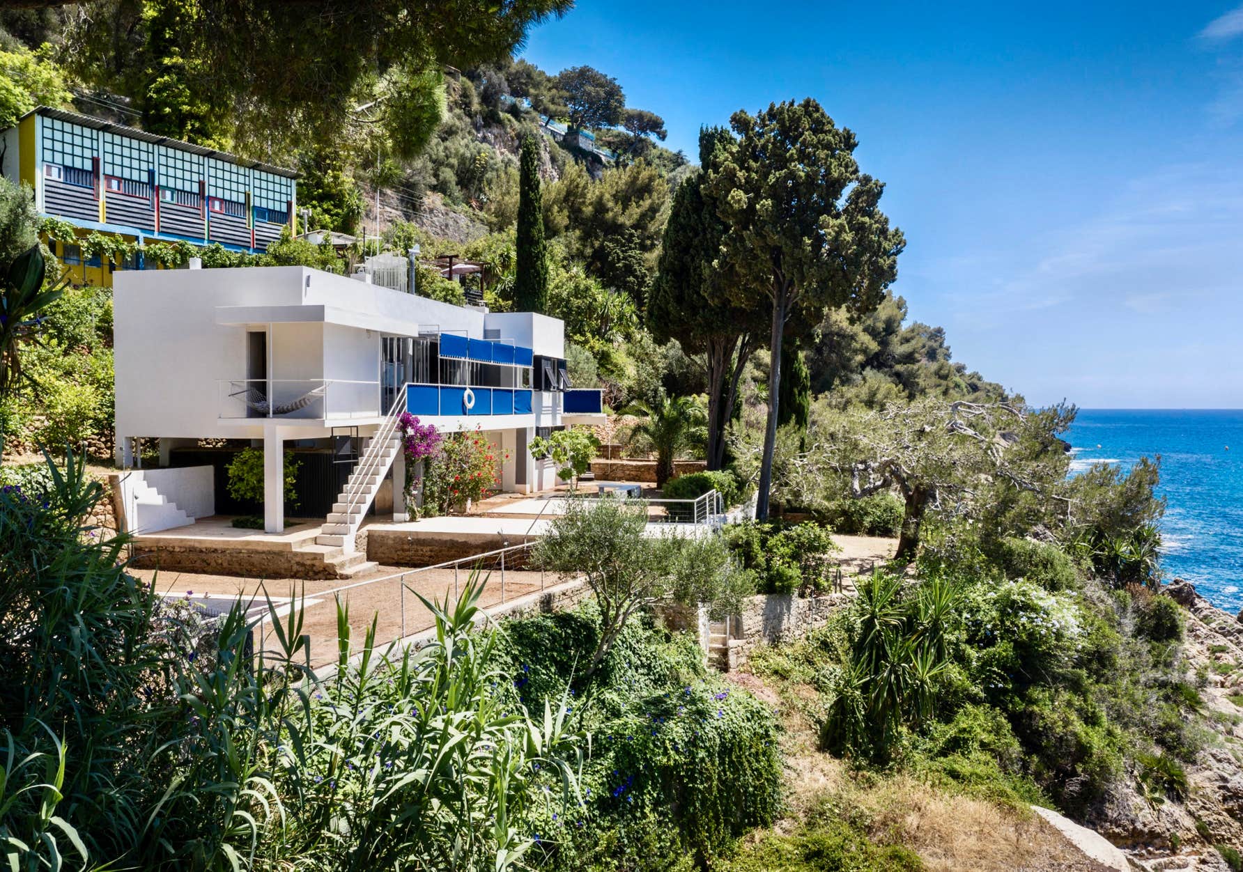 Non loin de là se trouve la Villa E-1027, conçue par la designer Eileen Gray, un chef-d’œuvre du modernisme. Ces deux lieux sont aujourd’hui classés au patrimoine mondial de l’UNESCO.