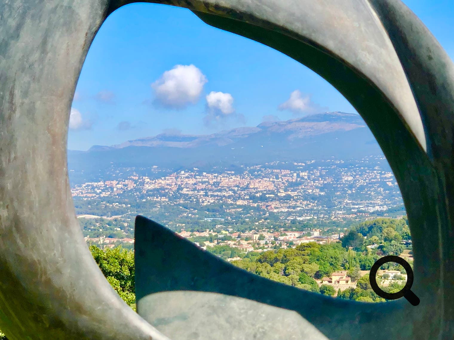 This gem, perched atop a hill, offers breathtaking panoramic views of the Bay of Cannes, the city of Grasse, the Lérins Islands, and the surrounding mountains. 