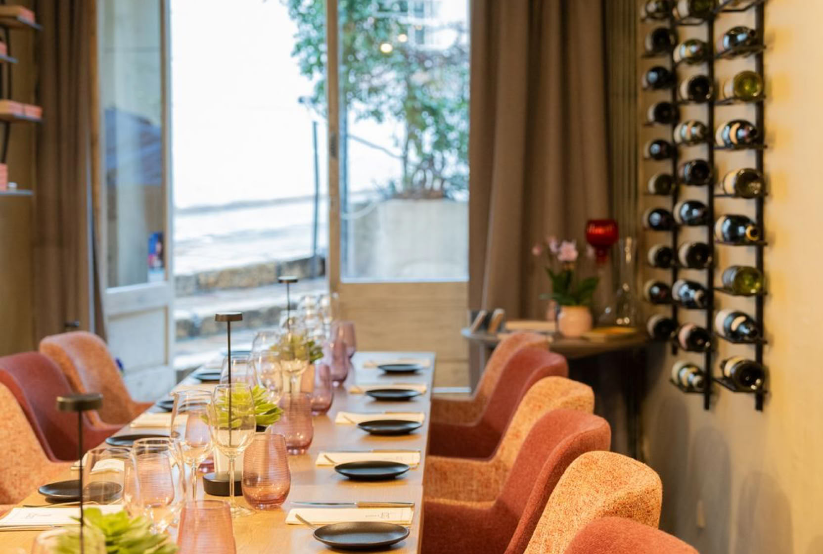 Located in the historic Suquet district, La Table 22, run by Chef Noël Mantel, offers refined and inventive southern cuisine focused on local produce and the day’s catch, along with an excellent wine selection, all in an elegant setting with varied atmospheres.