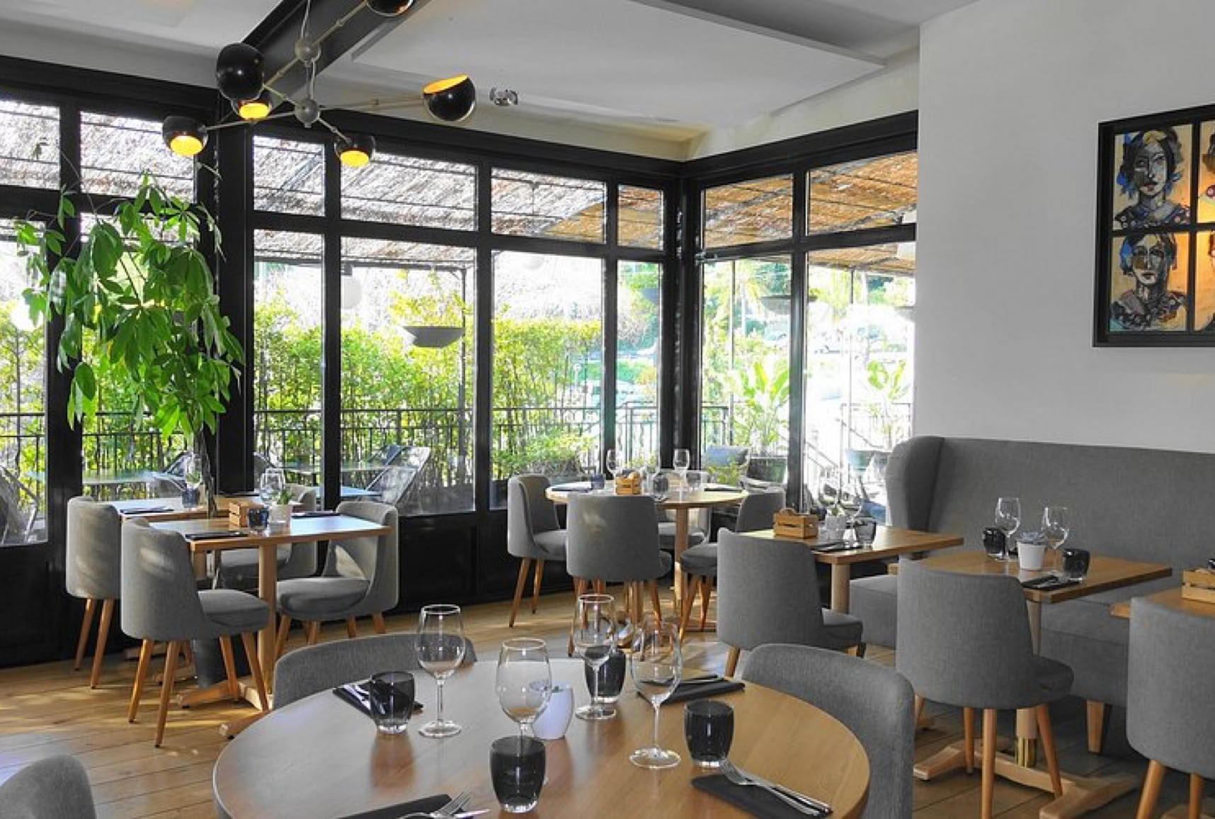 Just a few steps away, Le Bistrot des Anges offers more accessible yet still refined cuisine in a warm and welcoming atmosphere. This chic and friendly bistro embodies “bistronomy“: high-quality, generous, and creative cuisine at affordable prices, recognized with a Bib Gourmand by the Michelin Guide. Both of these establishments reflect the chef’s high standards and creativity.