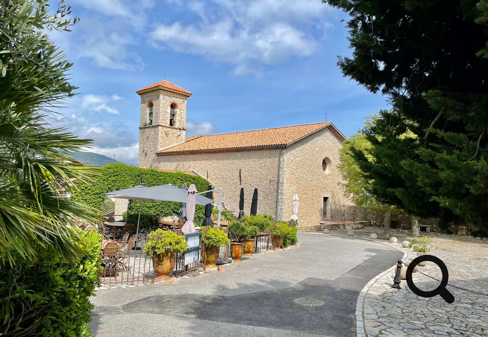 Perched at 550 meters above sea level, Cabris is a charming Provençal village located in the Alpes-Maritimes, near Grasse—the world’s perfume capital. Surrounded by wooded hills and offering breathtaking panoramic views all the way to the sea, Cabris immediately captivates with its authenticity and peaceful atmosphere.