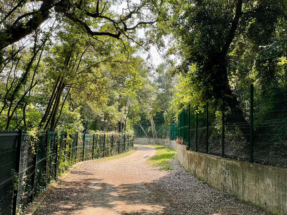 La balade du canal de la Siagne, sur les hauteurs du Cannet jusqu’à Cannes, est un parcours d’environ 1h30 à 2h, long de 3 à 7 km selon l’itinéraire choisi et accessible toute l’année.  Vous partez du vieux Cannet (rue des Prés, rue Saint‑Sauveur), grimpez via des escaliers et le chemin rural pour atteindre le sentier du canal, aujourd’hui couvert, mais bordé de végétation méditerranéenne comme eucalyptus, mimosas et chênes‑lièges. 