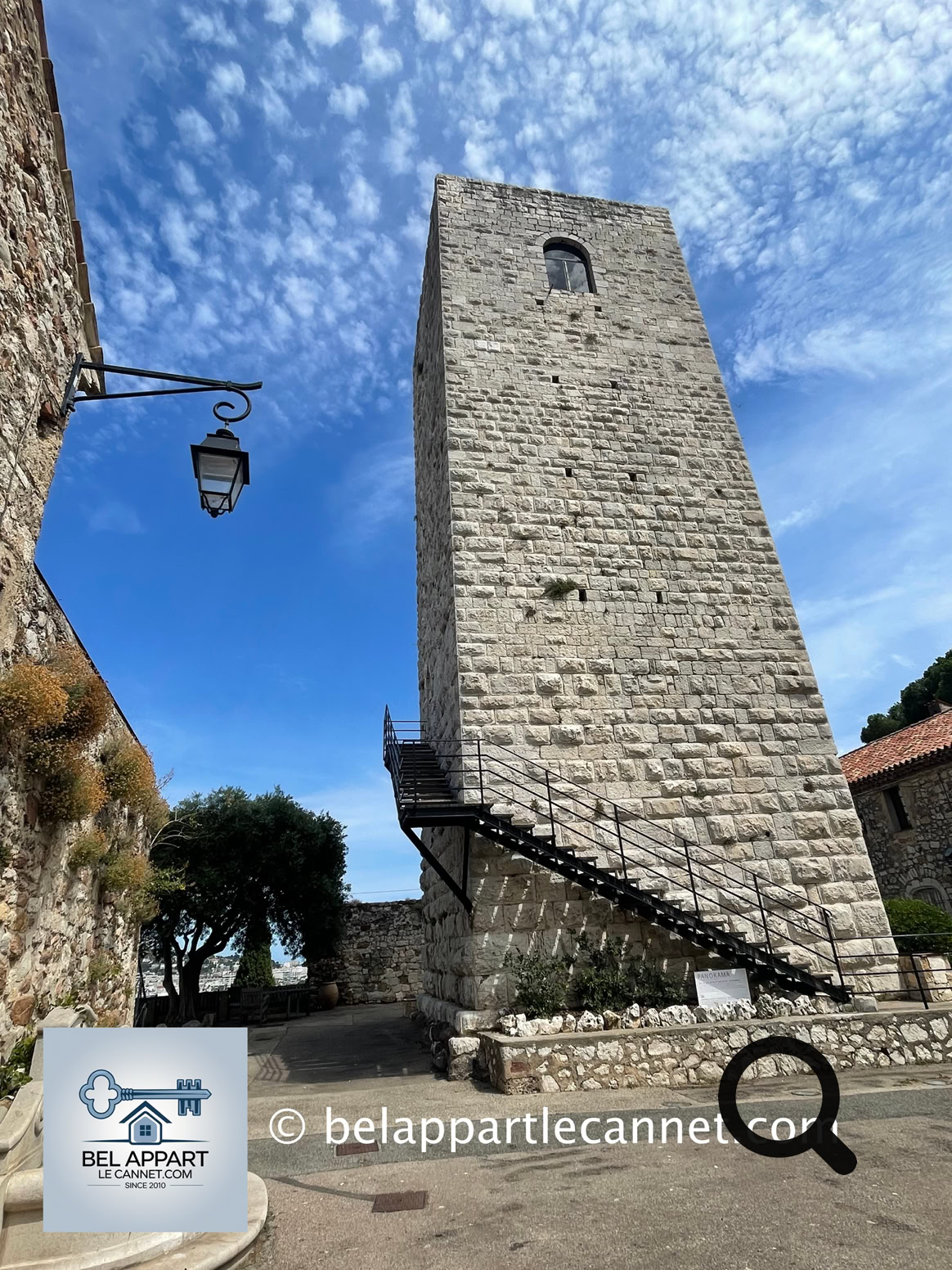 Climbing the hill to the top of the Suquet, also known as La Castre, you'll discover a remarkable ensemble: the Church of Notre-Dame-d’Espérance and the medieval castle of the Lérins monks, easily recognizable by its square tower.