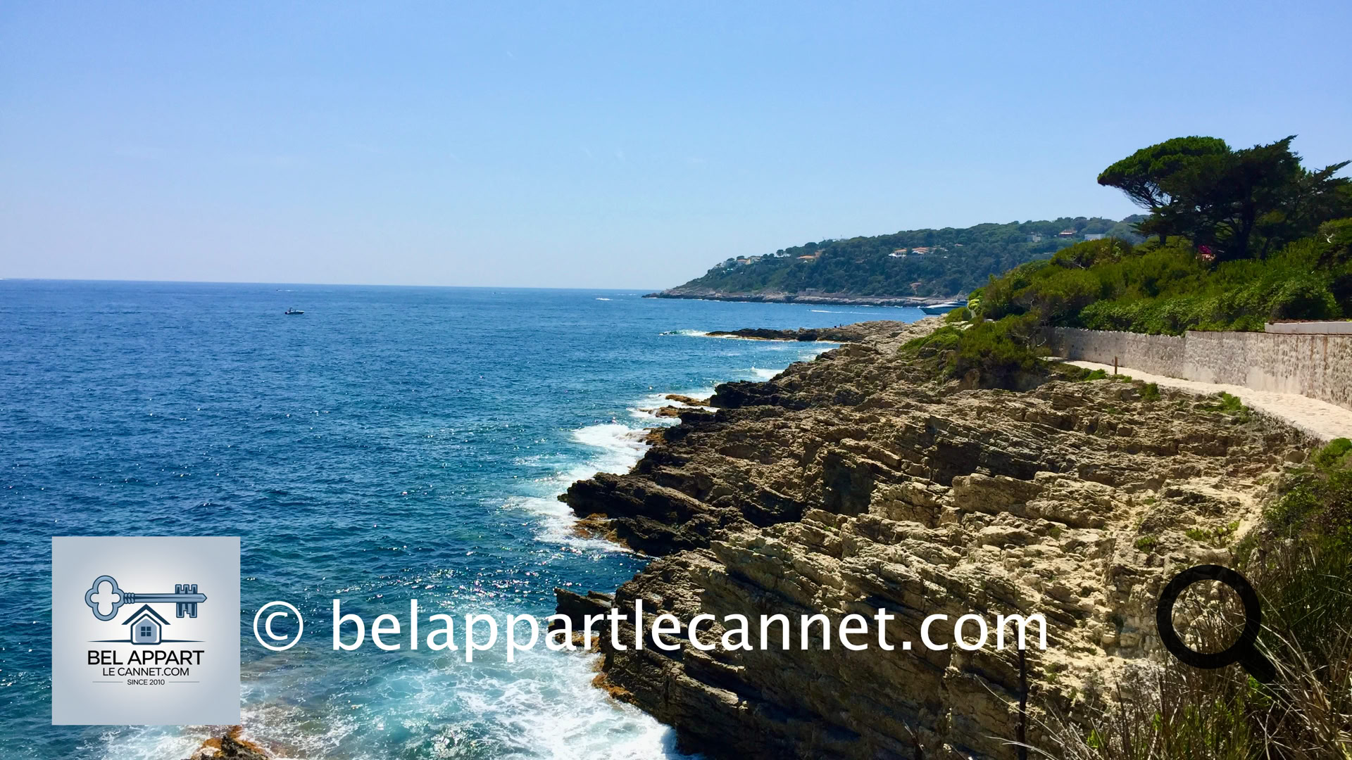 Le sentier du littoral de Saint-Jean-Cap-Ferrat, également appelé Chemin des Douaniers, est une expérience inoubliable pour les amateurs de randonnée, de paysages spectaculaires et de nature préservée. Ce sentier, qui fait le tour de la presqu'île de Saint-Jean-Cap-Ferrat, offre une immersion dans un cadre idyllique entre mer et falaises.