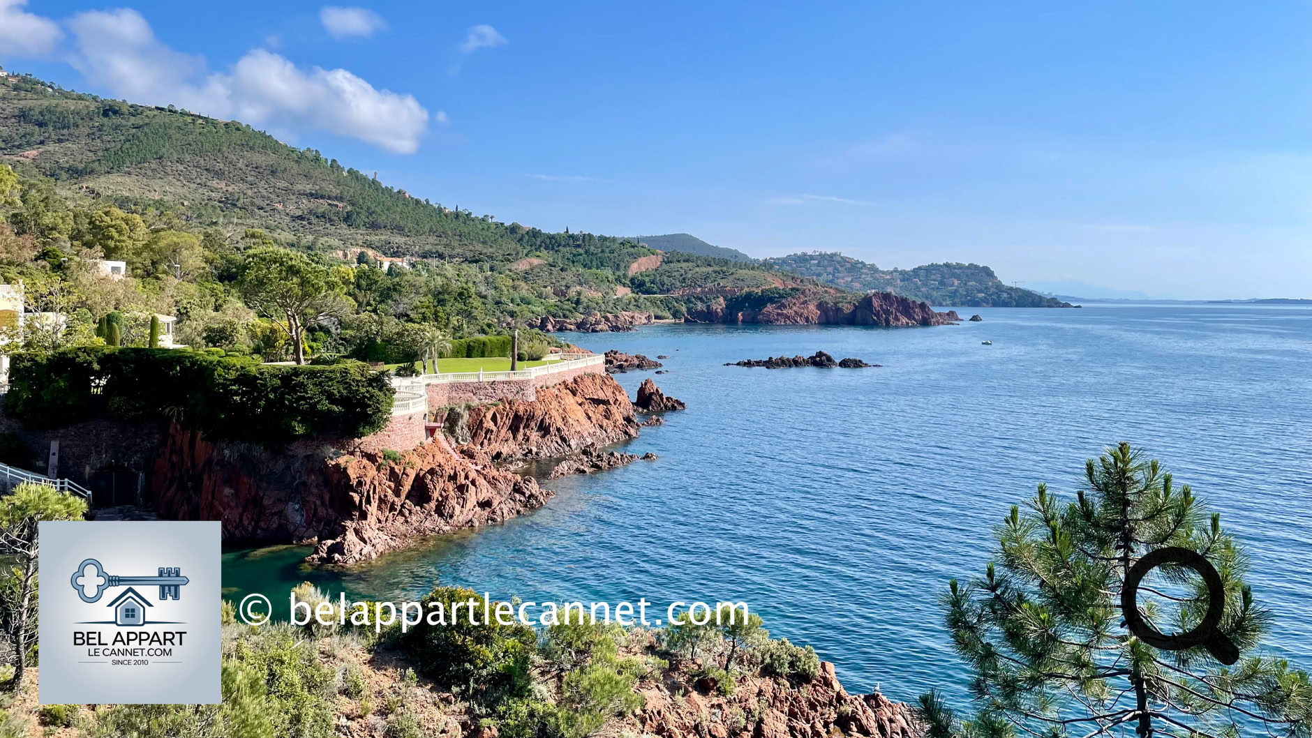 L’Estérel, massif volcanique situé entre Saint-Raphaël et Mandelieu-la-Napoule, est l’une des merveilles naturelles les plus spectaculaires de la Côte d’Azur. Avec ses roches rouges contrastant avec le bleu intense de la Méditerranée, il offre des paysages époustouflants et une expérience inoubliable pour les amateurs de nature et de plein air.