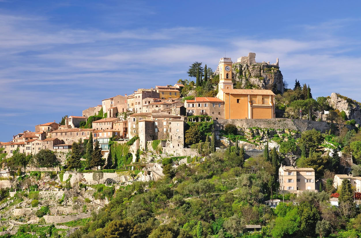 Le village d’Èze, perché sur les hauteurs de la Côte d’Azur entre Nice et Monaco, est un joyau médiéval qui offre un mélange parfait de charme historique, de panoramas spectaculaires et de sérénité.  Situé à 429 mètres d’altitude, Èze séduit par ses ruelles pittoresques, son atmosphère intemporelle et ses vues imprenables sur la Méditerranée.