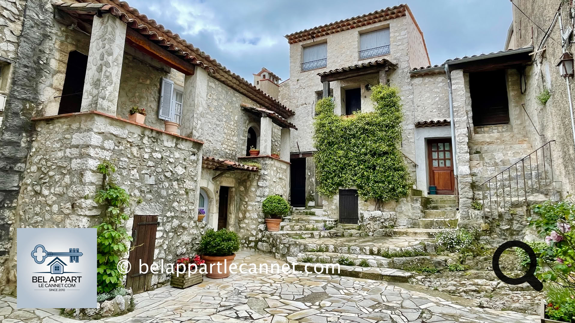 En vous promenant dans ses ruelles vous y découvrirez des boutiques d’artisanat local et ateliers divers comme poterie, verrerie, parfumerie, savonnerie, confiserie, épicerie fine, vêtements et bijoux. 