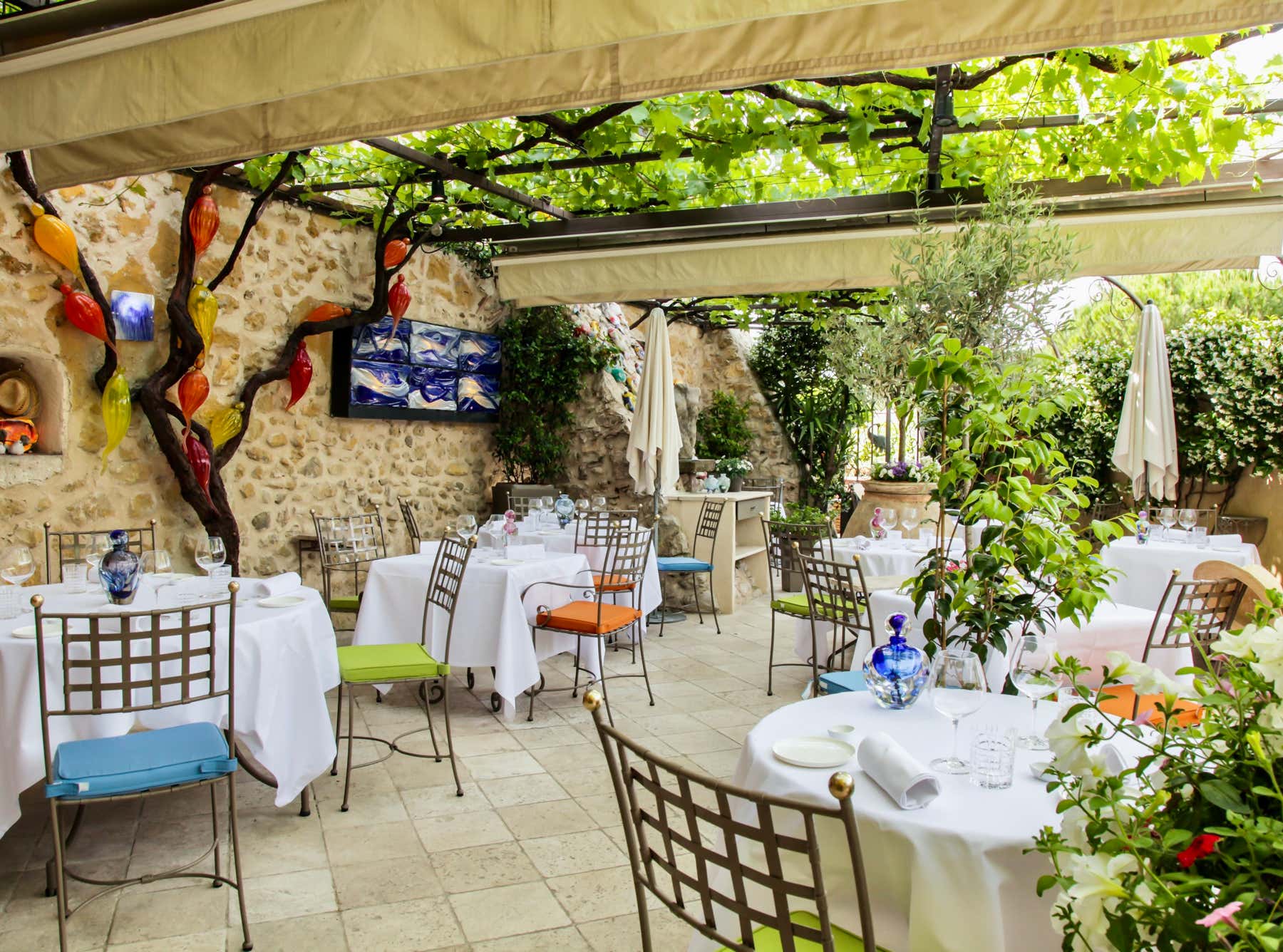 This Michelin-starred restaurant is set in a former 16th-century pottery workshop, where exposed stone walls, vaulted ceilings, terracotta floors, and décor by master glassmakers such as Antoine Piérini and Jean-Claude Novaro come together, with the original kiln transformed into a private lounge. In the kitchen, chef Michaël Fulci — trained by Roger Vergé and Alain Ducasse — offers refined Mediterranean cuisine, rich in local ingredients such as fruits, vegetables, fish, and truffles, combining finesse, creativity, and a deep respect for the region’s culinary heritage. A must-visit for those seeking a Michelin-starred dining experience in a place steeped in history.