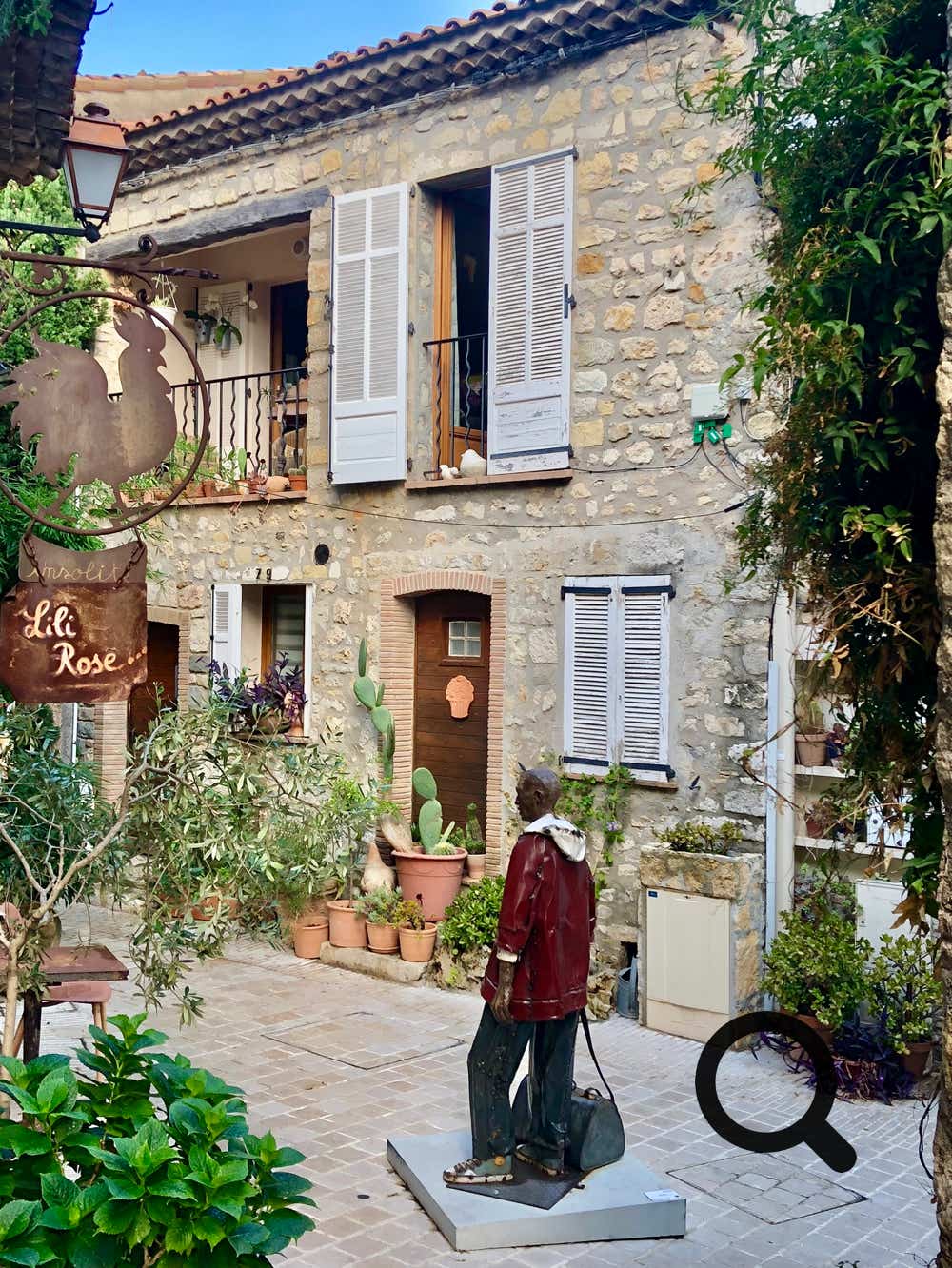 The narrow, winding alleys are lined with ivy-covered stone houses, art galleries, artisan shops, and gourmet restaurants. Mougins is renowned for its culinary scene, having been a favorite destination of legendary chefs like Roger Vergé.