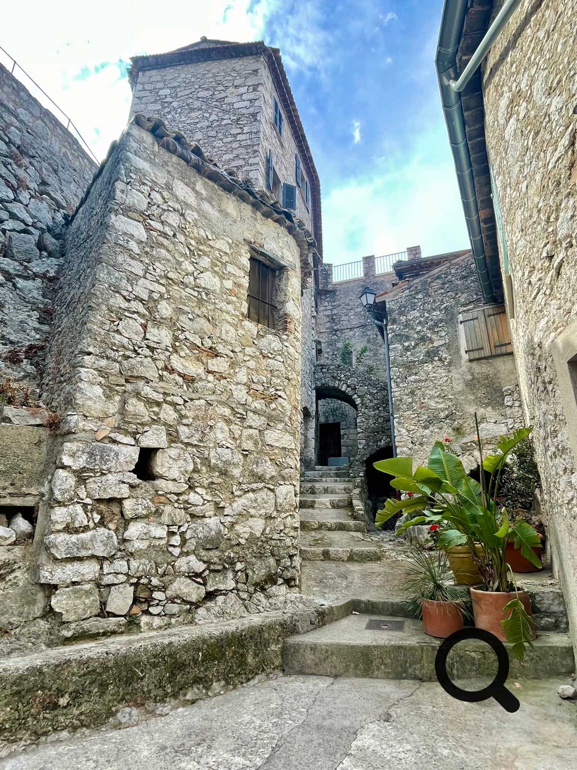 The heart of the village is a labyrinth of arched passageways, steep staircases, shaded little squares, and tightly packed stone houses clinging to the rock. Its architecture is typically medieval, with terracotta-tiled roofs and facades often adorned with climbing plants.