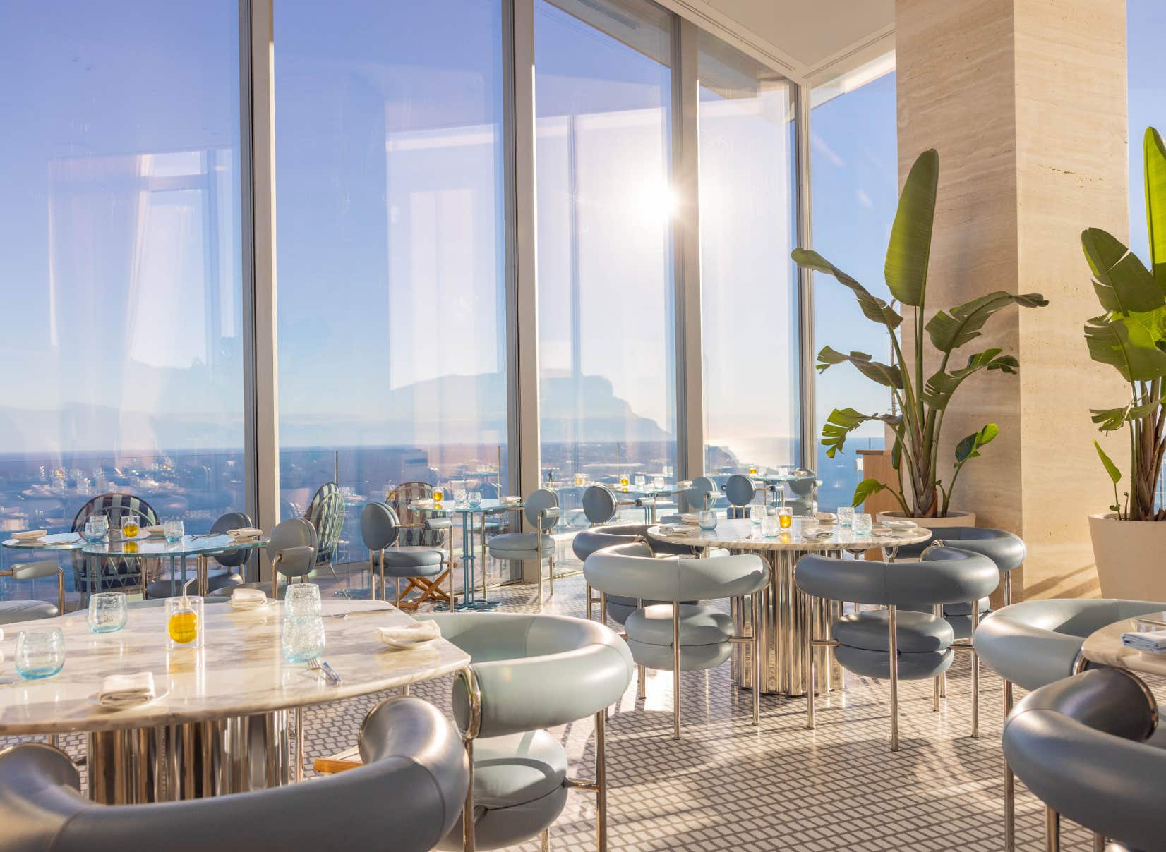 Sous la verrière baignée de reflets, avec vue à 360° sur la mer et les montagnes, le restaurant Riviera dévoile une cuisine de lumière et de relief, présentée par le chef étoilé Sébastien Tantot.