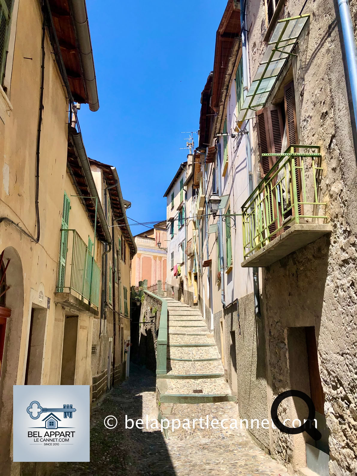 En vous promenant dans ses ruelles étroites, pavées et sinueuses, où les escaliers remplacent les rues, vous découvrirez une architecture médiévale parfaitement préservée. Ici, pas de voiture. Le calme règne, seulement troublé par le chant des oiseaux ou le murmure d’une fontaine. Chaque coin de ruelle vous invite à la contemplation et à la lenteur.