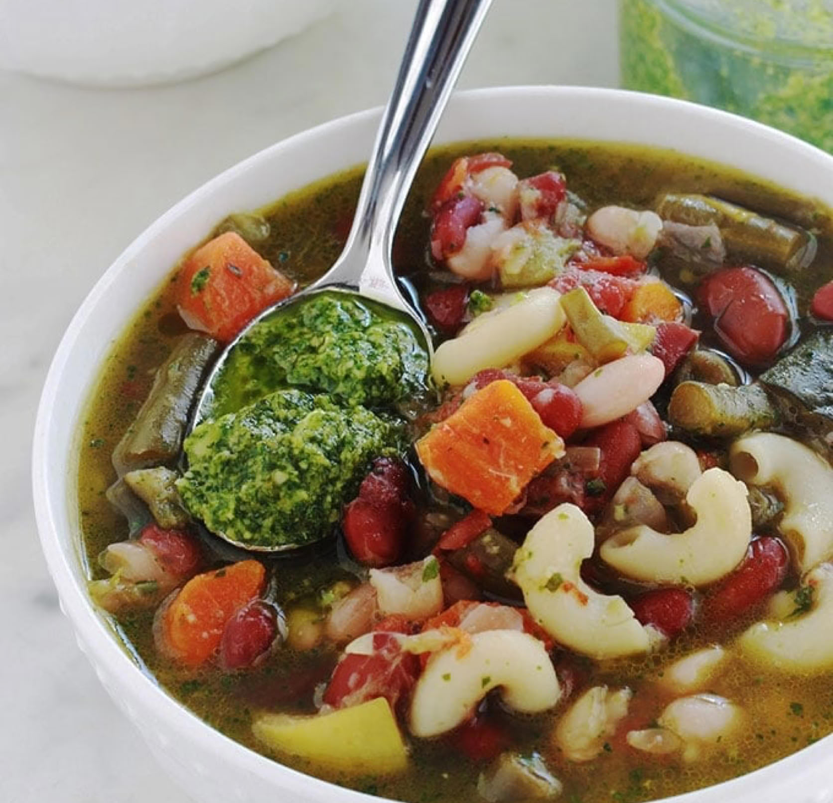 C’est une soupe d’été, à la fois rustique, parfumée et nourrissante, où les légumes de saison rencontrent l’arôme incomparable du pistou, ce cousin provençal du pesto italien. C’est une soupe de légumes enrichie de pâtes et liée, juste avant de servir, avec une généreuse cuillerée de pistou, une sauce à base de basilic, ail et huile d’olive.