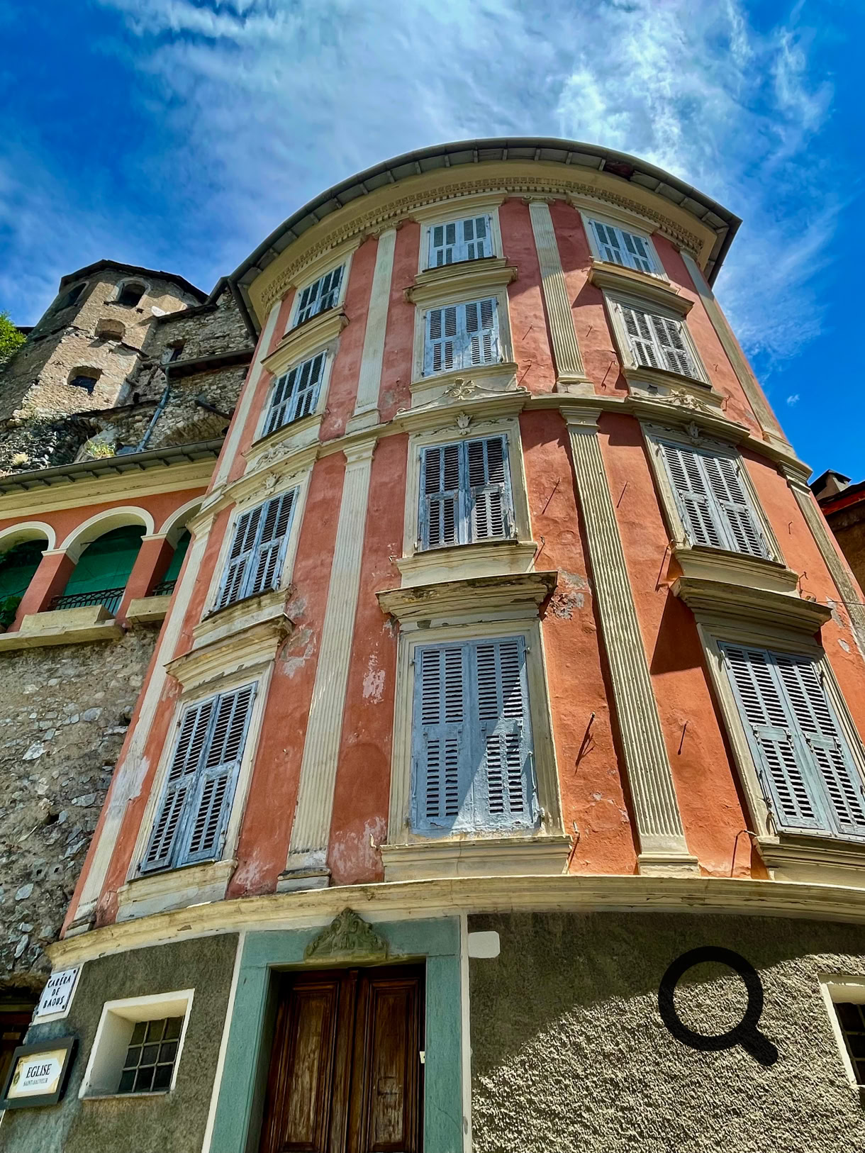 Perched on a mountainside in the Roya Valley, in the heart of the Alpes-Maritimes, this intimate village—somewhat isolated in the mountains near the Italian border—is one of those rare places that seem suspended in time. Listed among “The Most Beautiful Villages of France”, Saorge stretches its tall, colorful houses like a cascade down the steep slopes, resembling Tibetan villages in appearance.