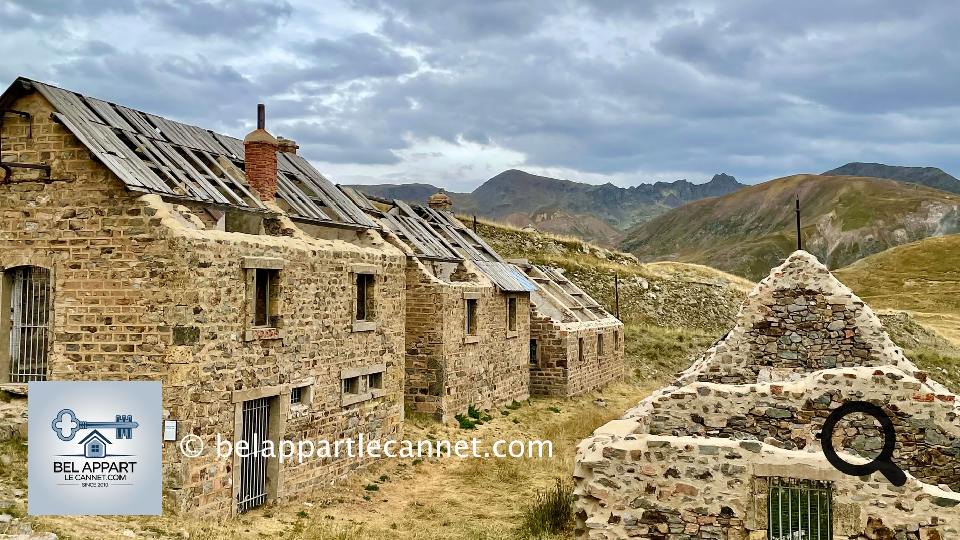 Perched at an altitude of around 2,280 meters on the road to the Col de la Bonette, this vast abandoned military camp now seems frozen in time amid the magnificent landscapes of the Mercantour region.