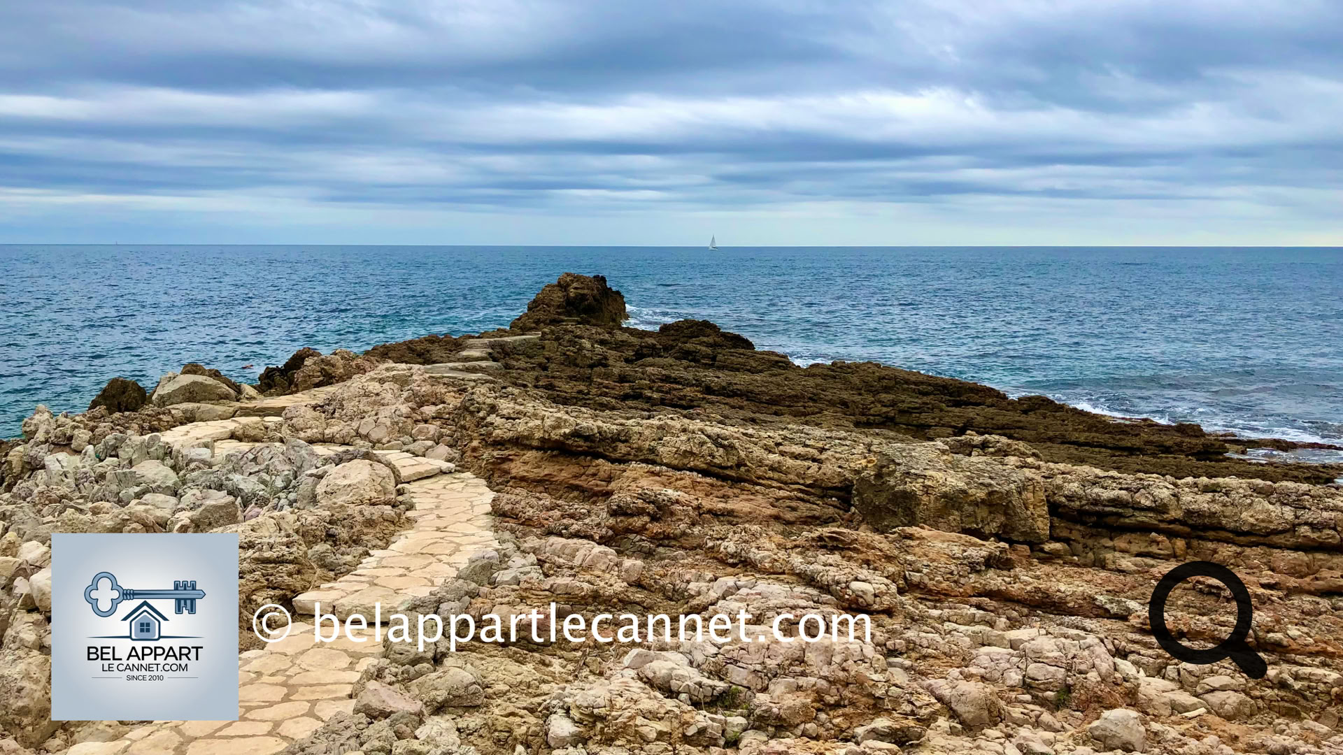Le sentier du littoral du Cap d’Antibes, également connu sous le nom de Chemin des Douaniers, est une expérience incontournable pour les amoureux de nature et de paysages spectaculaires. Ce sentier de randonnée, long d’environ 5 kilomètres, longe les falaises et criques sauvages du Cap d’Antibes, offrant des panoramas à couper le souffle sur la mer Méditerranée.
