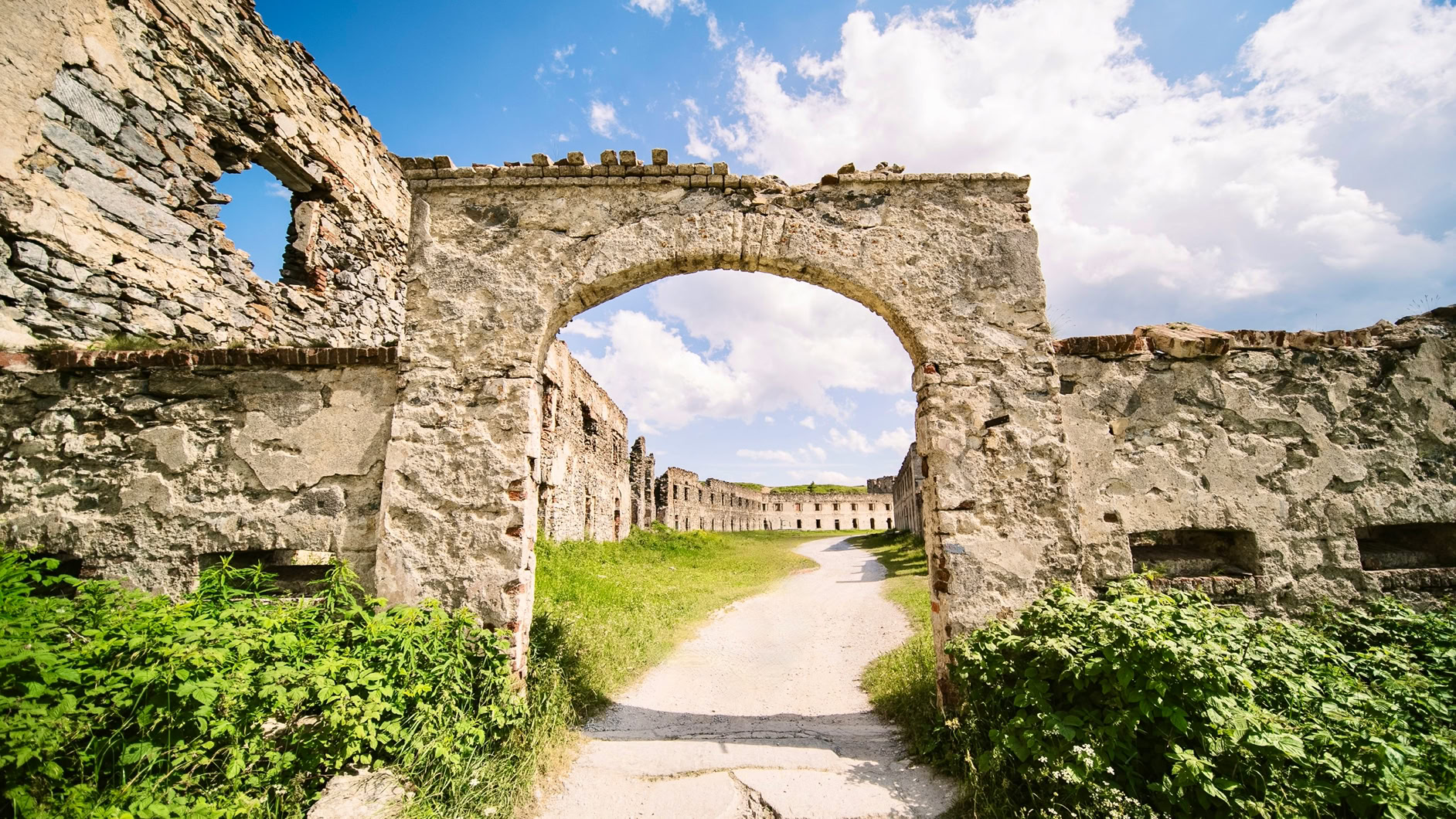 At its summit stands the famous Fort Central, an imposing fortress perched at an altitude of more than 1,900 meters.