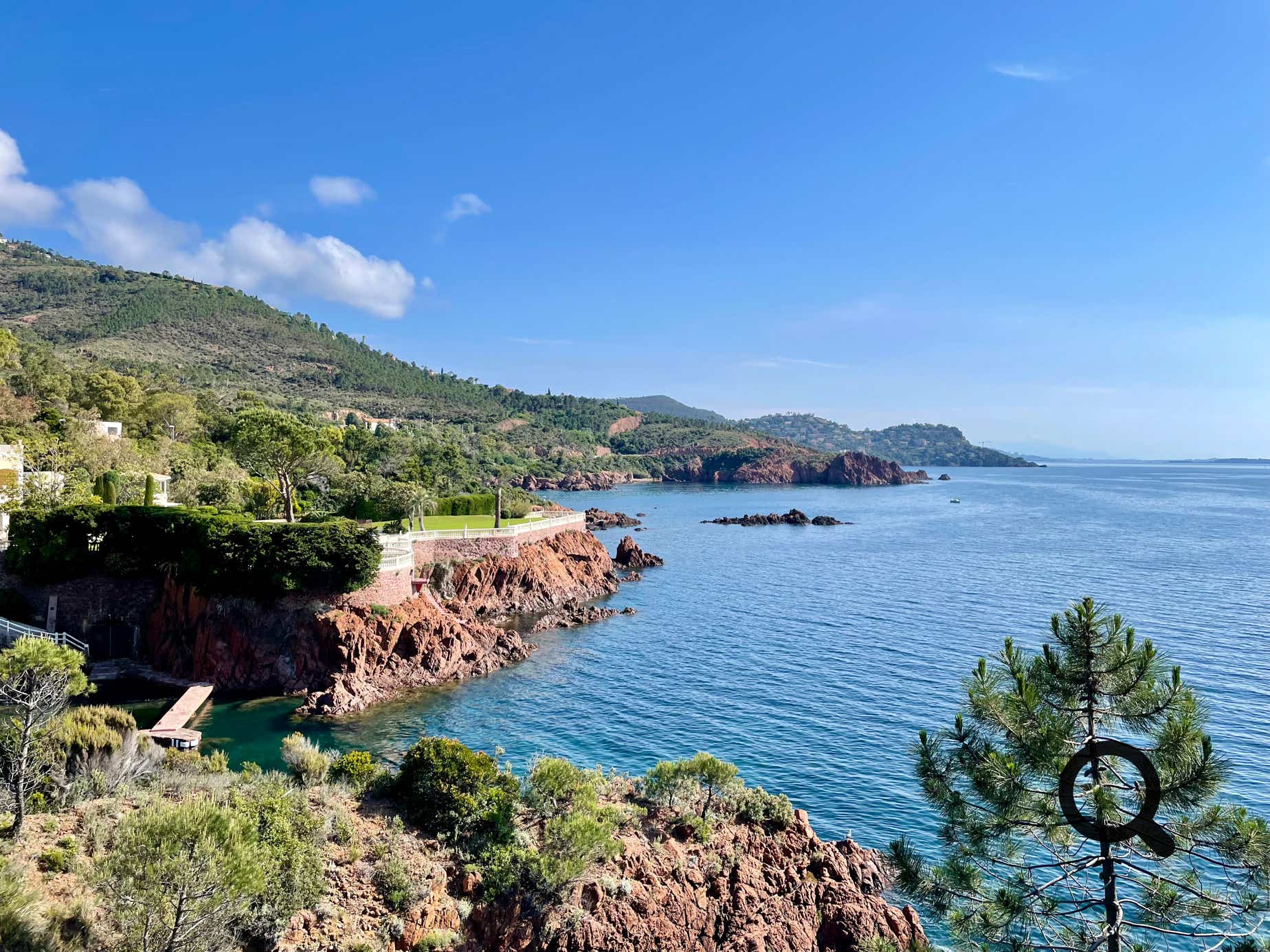 L’Estérel, massif volcanique situé entre Saint-Raphaël et Mandelieu-la-Napoule, est l’une des merveilles naturelles les plus spectaculaires de la Côte d’Azur. Avec ses roches rouges contrastant avec le bleu intense de la Méditerranée, il offre des paysages époustouflants et une expérience inoubliable pour les amateurs de nature et de plein air.