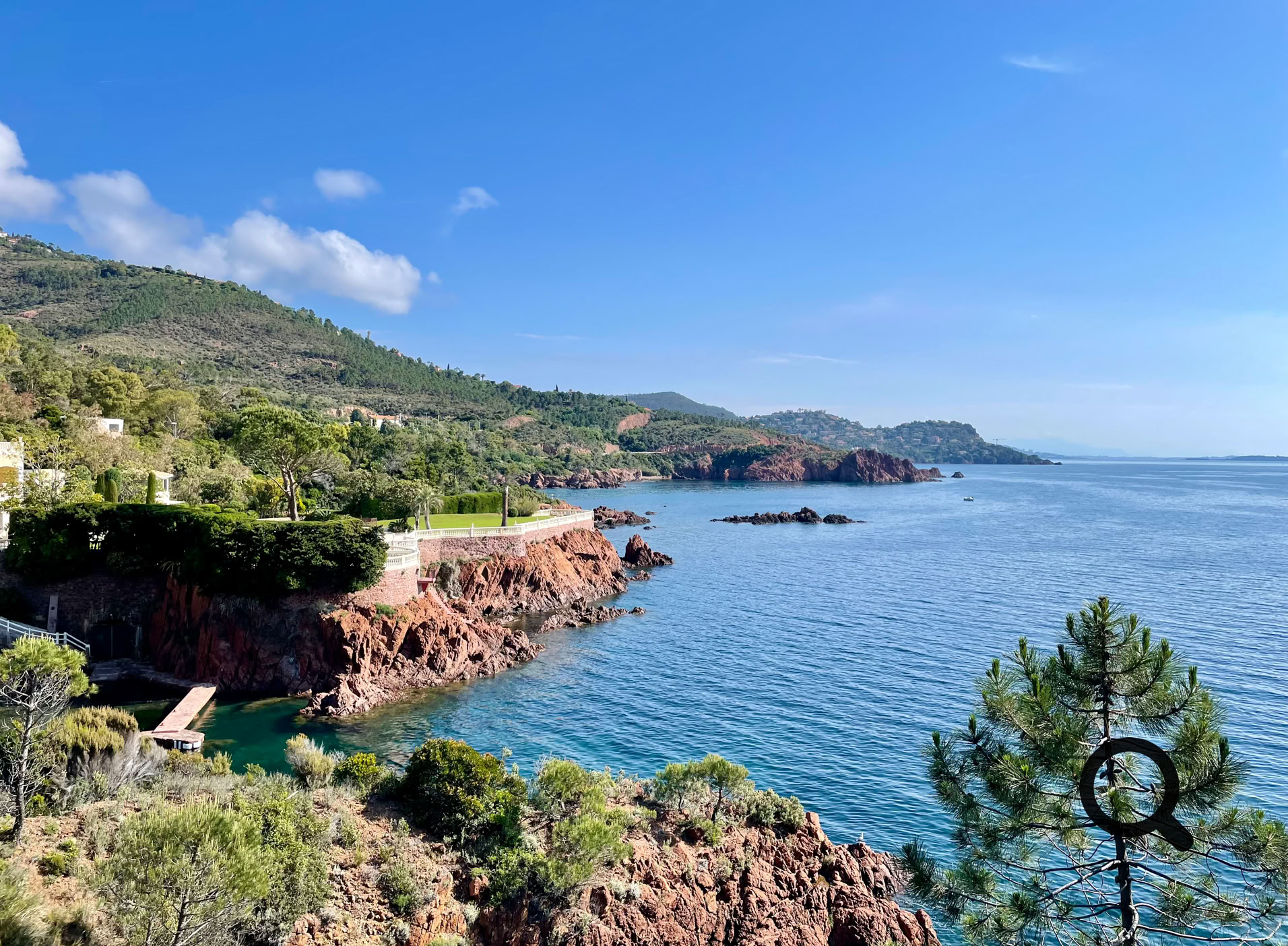The Estérel Massif, a volcanic marvel between Saint-Raphaël and Mandelieu-la-Napoule, stands as one of the Côte d’Azur’s most breathtaking natural gems. Its striking red rocks contrasting with the deep blue Mediterranean create a visual spectacle, offering unforgettable experiences for nature lovers and outdoor enthusiasts.