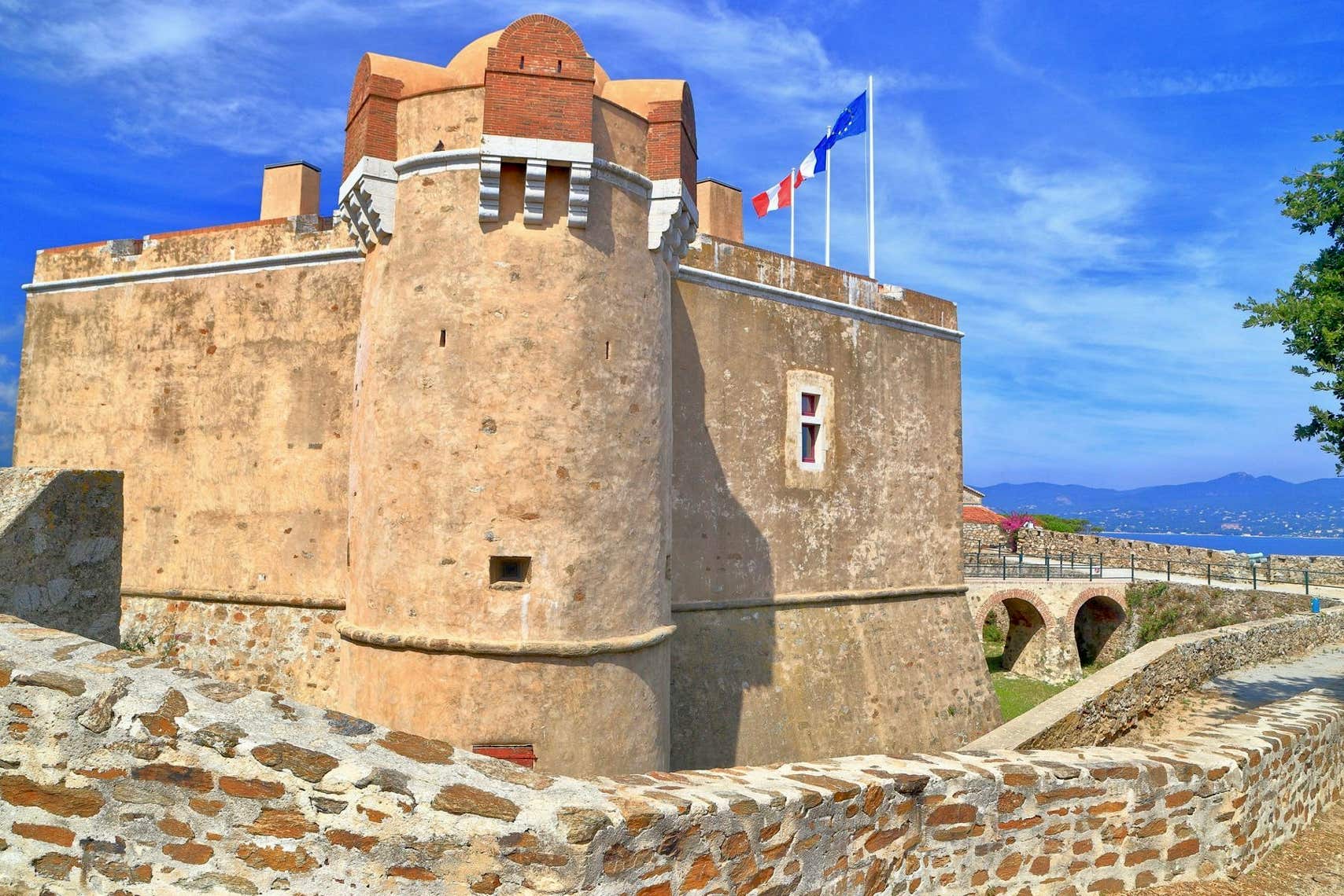 La forteresse de Saint-Tropez, ou Citadelle, surplombe majestueusement le village et offre une vue panoramique spectaculaire sur le golfe. Construite au XVIIe siècle pour protéger Saint-Tropez des invasions maritimes, elle est un exemple remarquable d’architecture militaire de la Renaissance. Aujourd’hui, elle abrite le Musée d’Histoire Maritime, qui raconte le riche passé nautique des Tropéziens à travers des expositions captivantes.