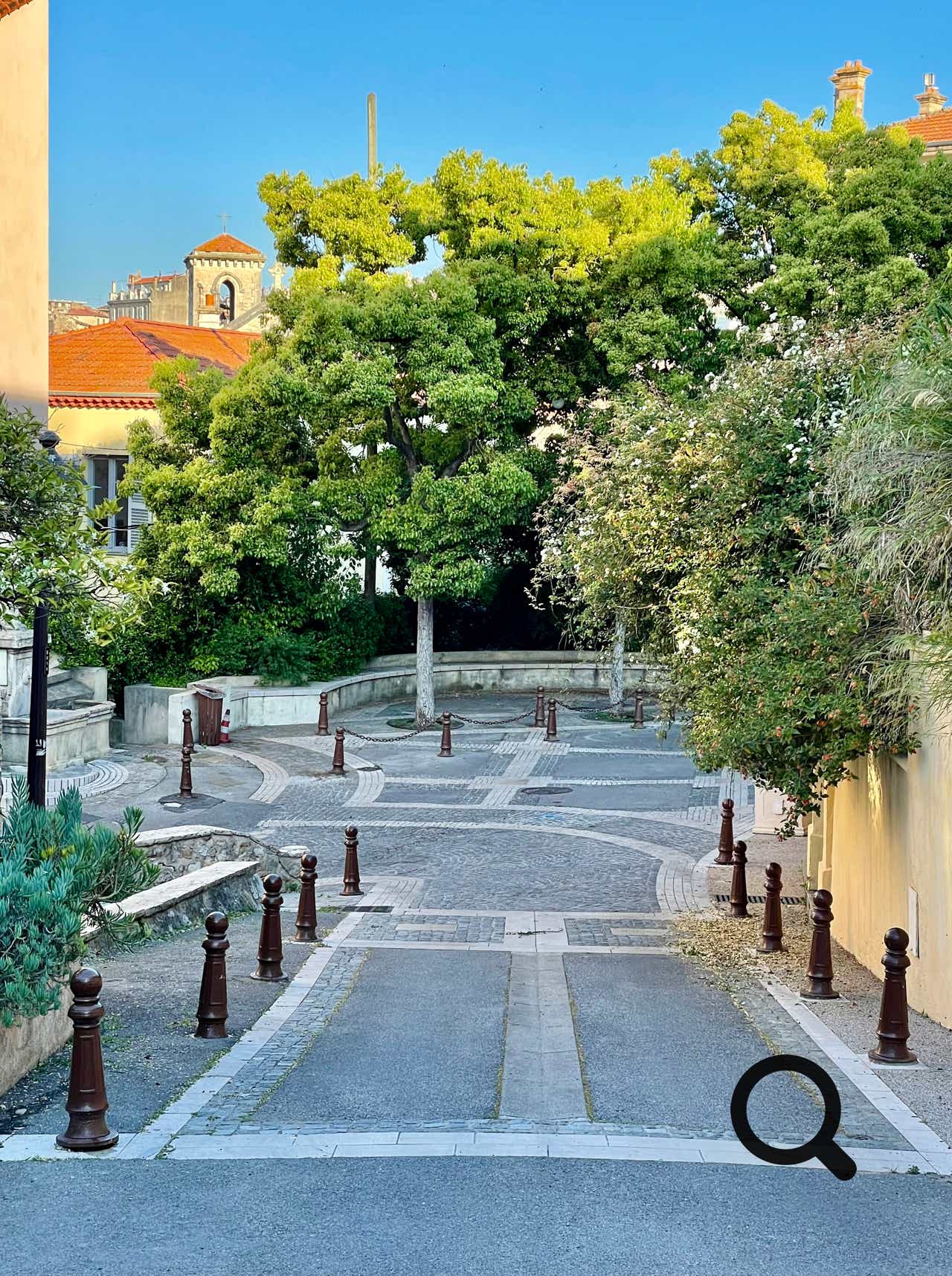 La rue Ardisson est l’une des artères discrètes mais pleines de charme du Cannet, située à la lisière du centre historique. Elle relie le haut de la ville à des quartiers résidentiels paisibles, offrant un cadre typiquement cannetan, entre bâtisses anciennes, jardins méditerranéens et petits commerces de proximité. Elle conserve encore cette atmosphère tranquille et préservée qui fait le charme de la commune. On y ressent la douceur de vivre propre à la Côte d’Azur, avec ses senteurs de pins et d’orangers, ses murets de pierre sèche, et cette lumière si  particulière que Bonnard a tant aimée. 