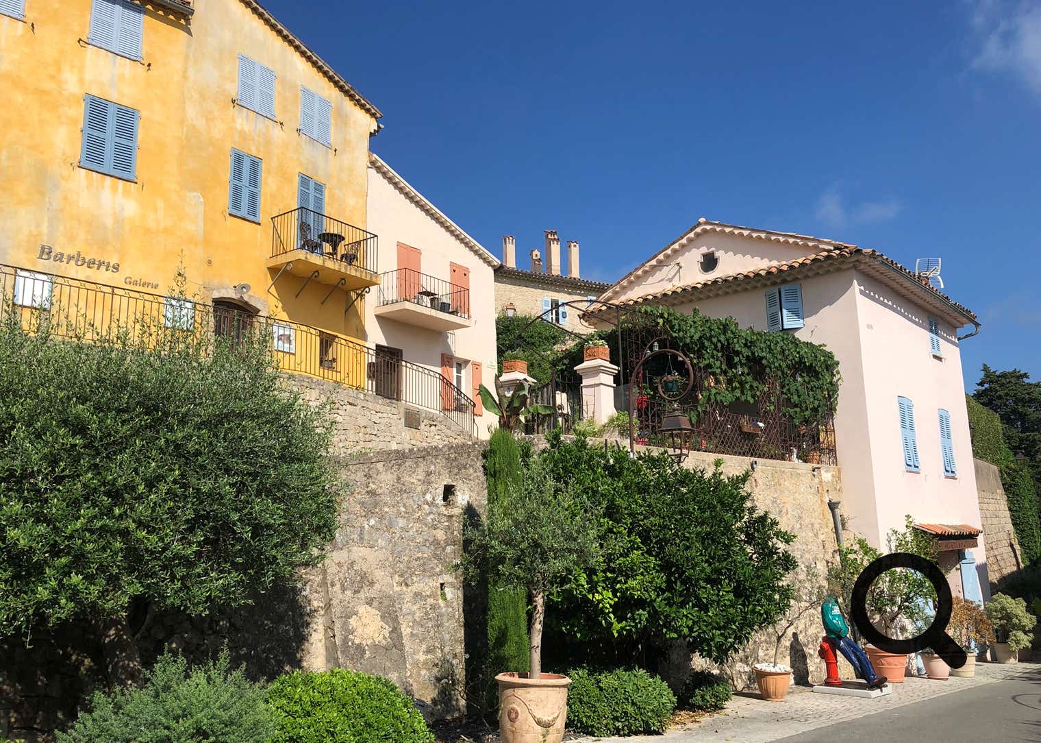 The narrow, winding alleys are lined with ivy-covered stone houses, art galleries, artisan shops, and gourmet restaurants. Mougins is renowned for its culinary scene, having been a favorite destination of legendary chefs like Roger Vergé.