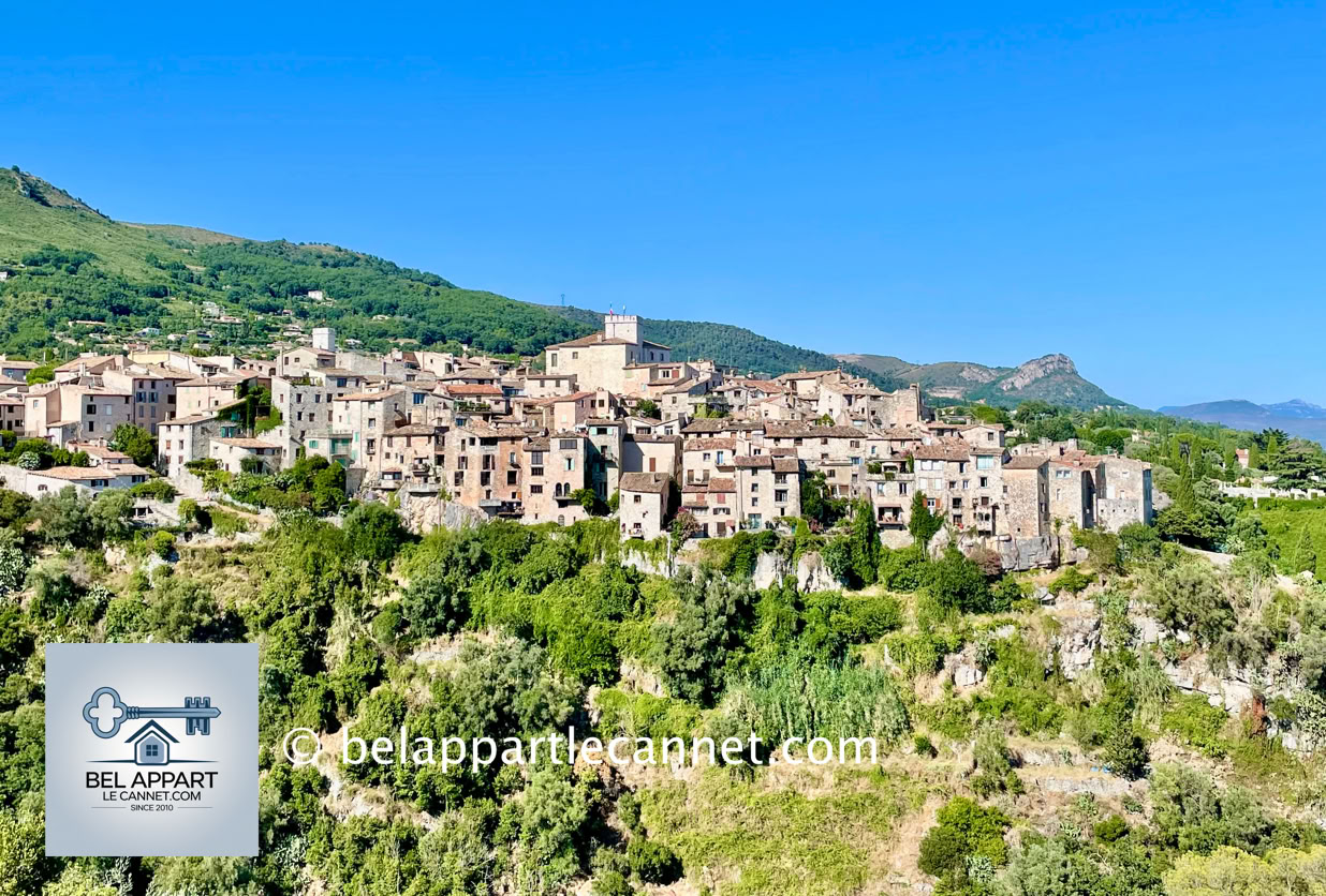 Perché sur un éperon rocheux, Tourrettes-sur-Loup est un village médiéval de la Côte d’Azur qui séduit par son charme pittoresque, son riche patrimoine et son atmosphère paisible.  En flânant dans ses ruelles pavées, vous découvrirez un dédale de passages voûtés, de places ombragées et de maisons en pierre magnifiquement restaurées. 