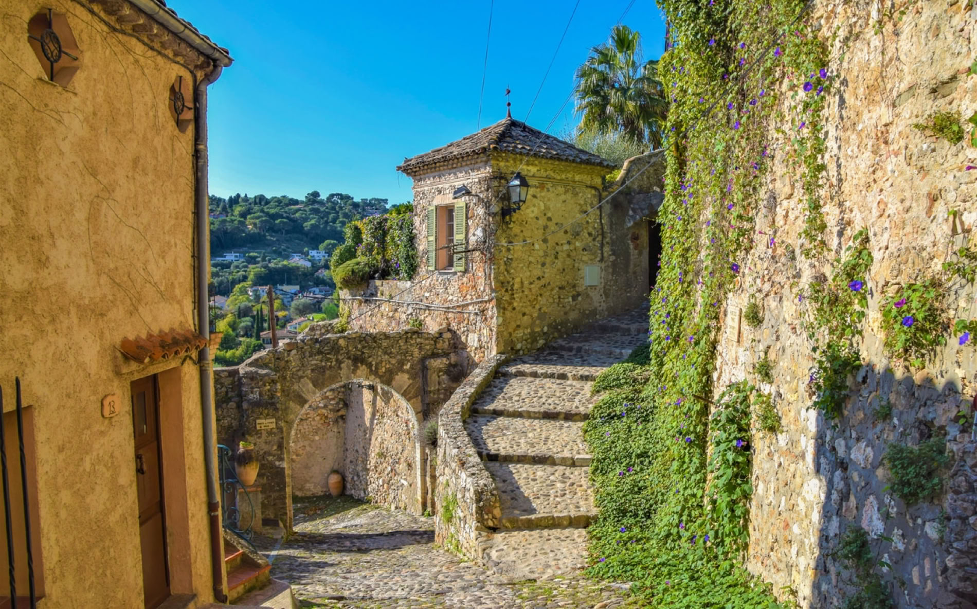 Biot, a charming village on the French Riviera, captivates visitors with its authenticity, artistic heritage, and natural beauty. Located just a few kilometers from the Mediterranean, this perched town offers a blend of history, craftsmanship, and picturesque landscapes.