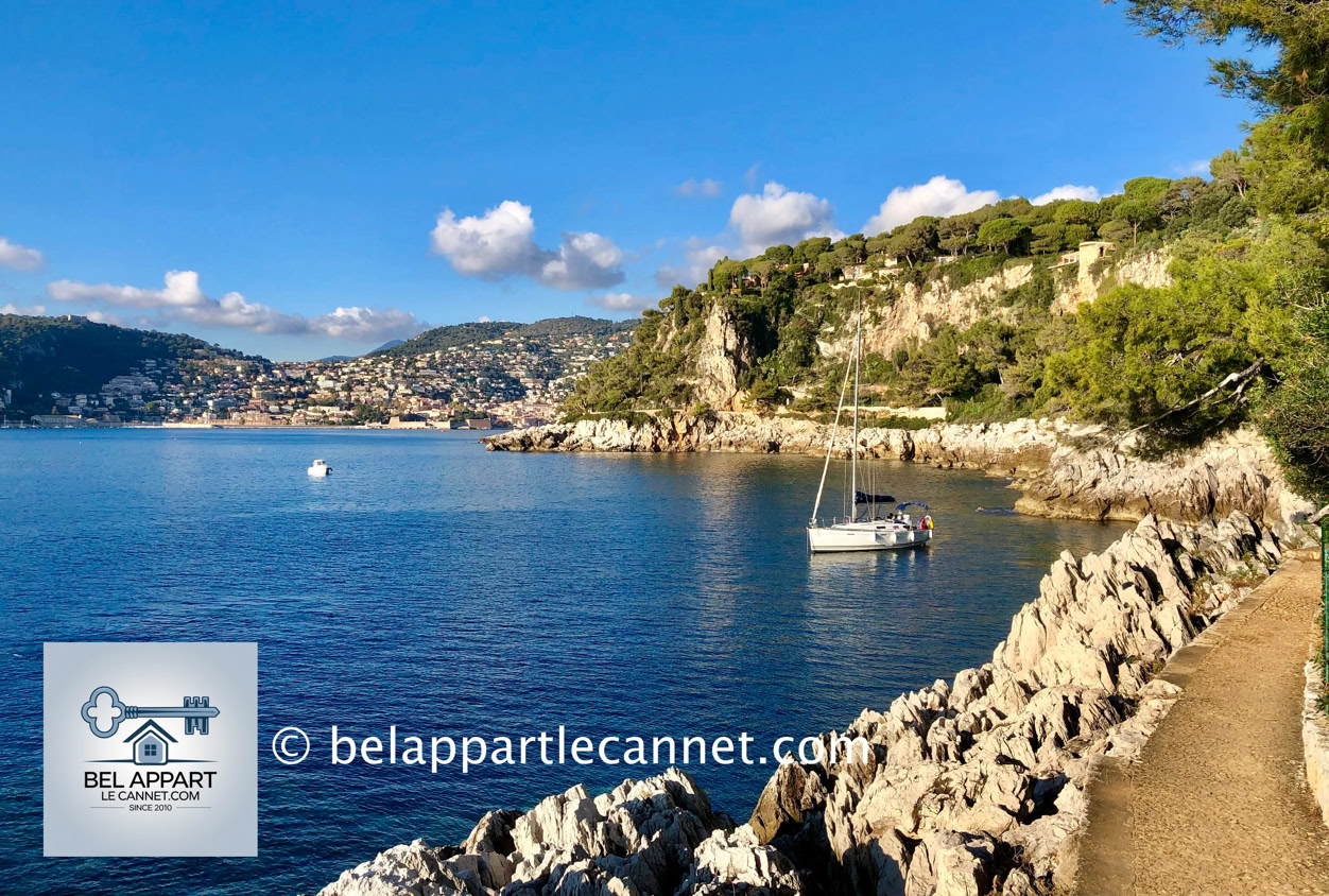 Le sentier du littoral de Saint-Jean-Cap-Ferrat, également appelé Chemin des Douaniers, est une expérience inoubliable pour les amateurs de randonnée, de paysages spectaculaires et de nature préservée.  Ce sentier, qui fait le tour de la presqu'île de Saint-Jean-Cap-Ferrat, offre une immersion dans un cadre idyllique entre mer et falaises.