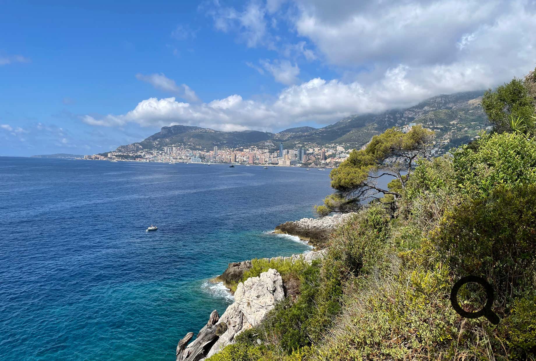 It’s a true paradise for hiking enthusiasts. Marked trails wind through the hills and lead to breathtaking viewpoints overlooking the Mediterranean Sea and the surrounding landscapes.