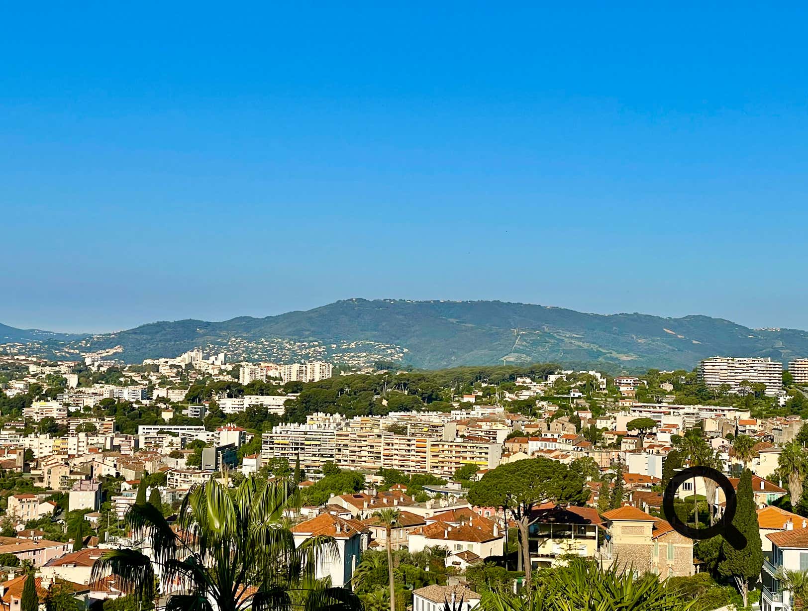 From the heights of Le Cannet, the view stretches  over an exceptional panorama: on one side, the  sparkling Mediterranean, the Bay of Cannes, and  the Lérins Islands; on the other, the rolling hills of  the Provencal hinterland, dotted with pines, olive  trees, and cypress trees. The narrow sloping alleys,  sun-drenched terraces, and natural viewpoints offer  superb vistas throughout the walk.