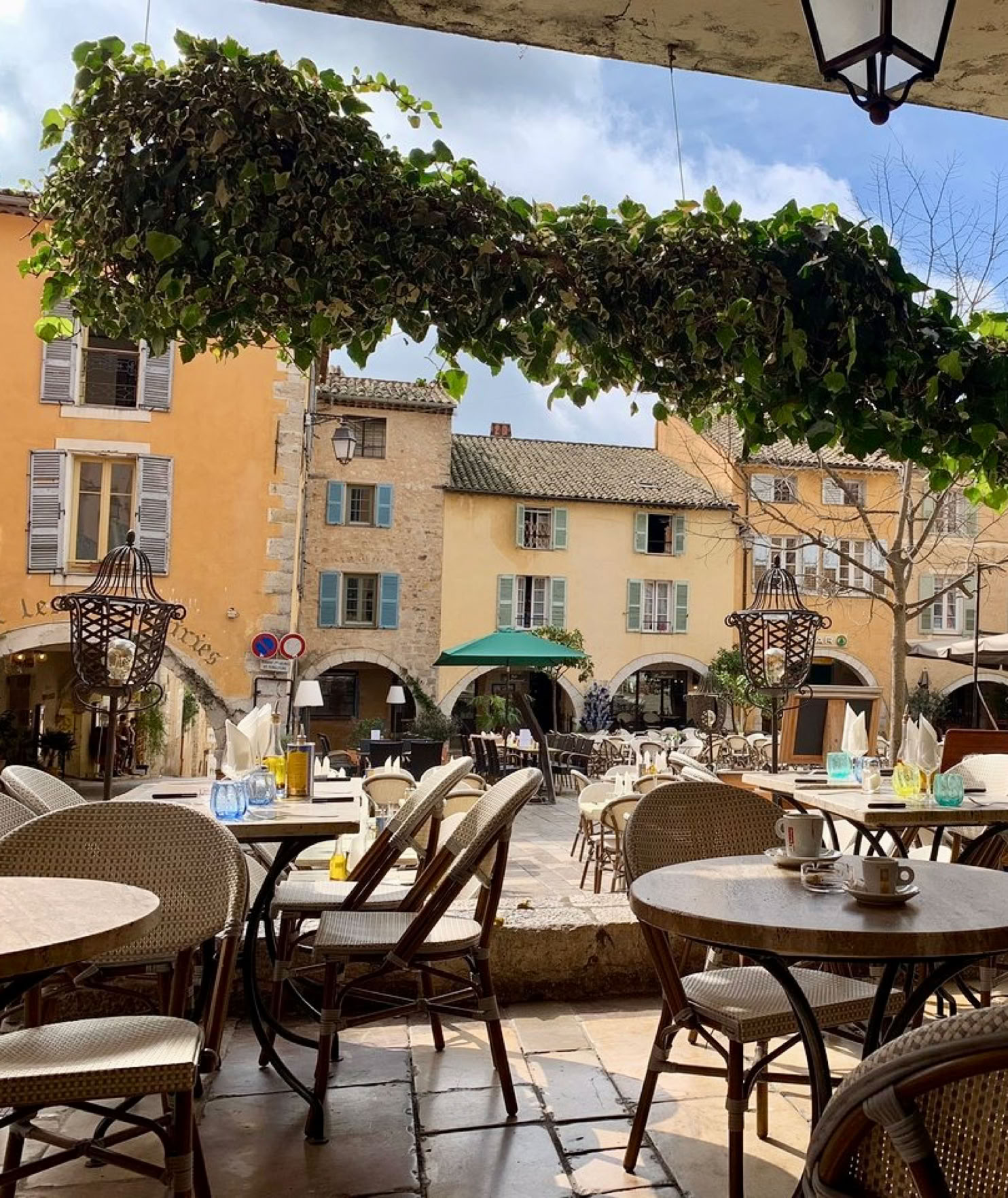 It’s a true institution in Valbonne, located under the arcades of the lively central square in the old village. Here, you can enjoy simple, generous, and local cuisine in a relaxed atmosphere, with the unmistakable charm of Provençal terraces. It’s the perfect spot to soak in the village ambiance, whether over a drink or a good meal in all simplicity.